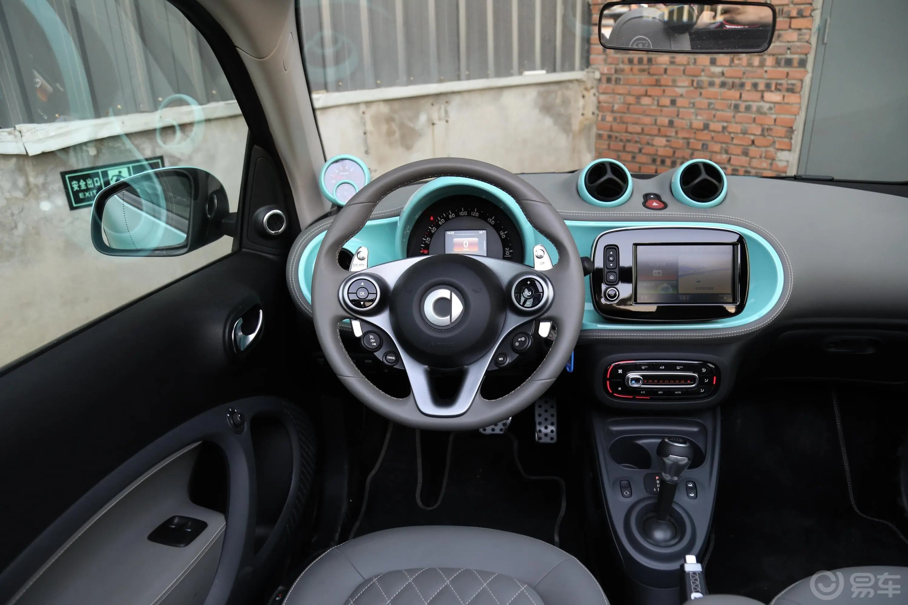 smart fortwo0.9T BRABUS敞篷专属定制版驾驶位区域