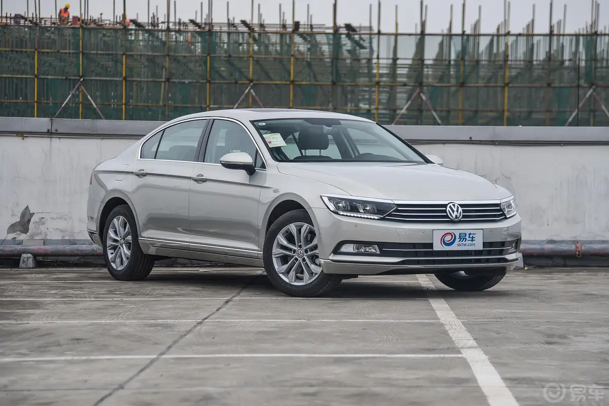 迈腾330TSI 双离合 豪华版外观