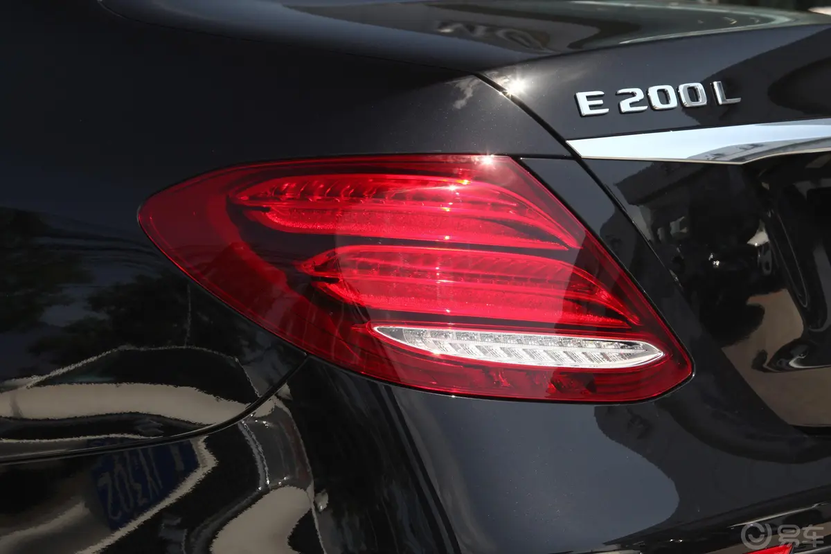 奔驰E级改款 E 200 L 4MATIC 运动轿车外观