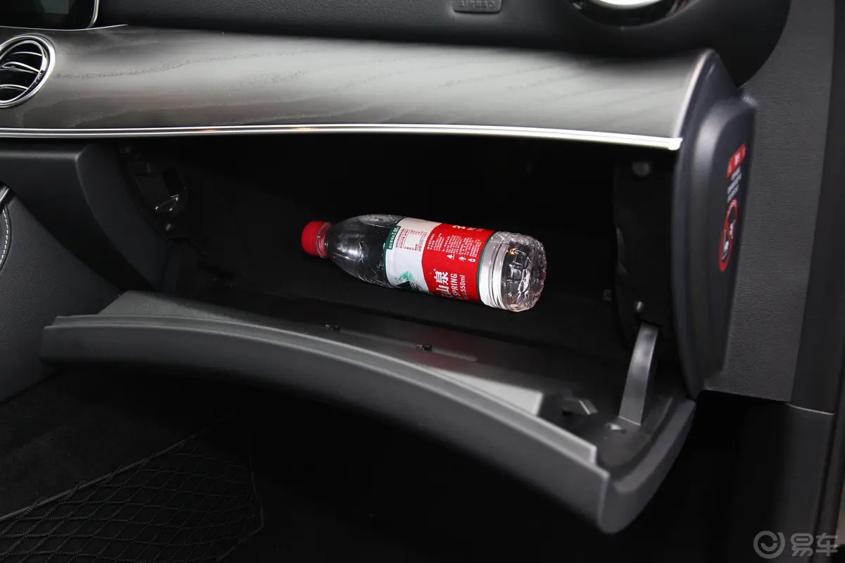 奔驰E级改款 E 200 L 4MATIC 运动轿车手套箱空间水瓶横置