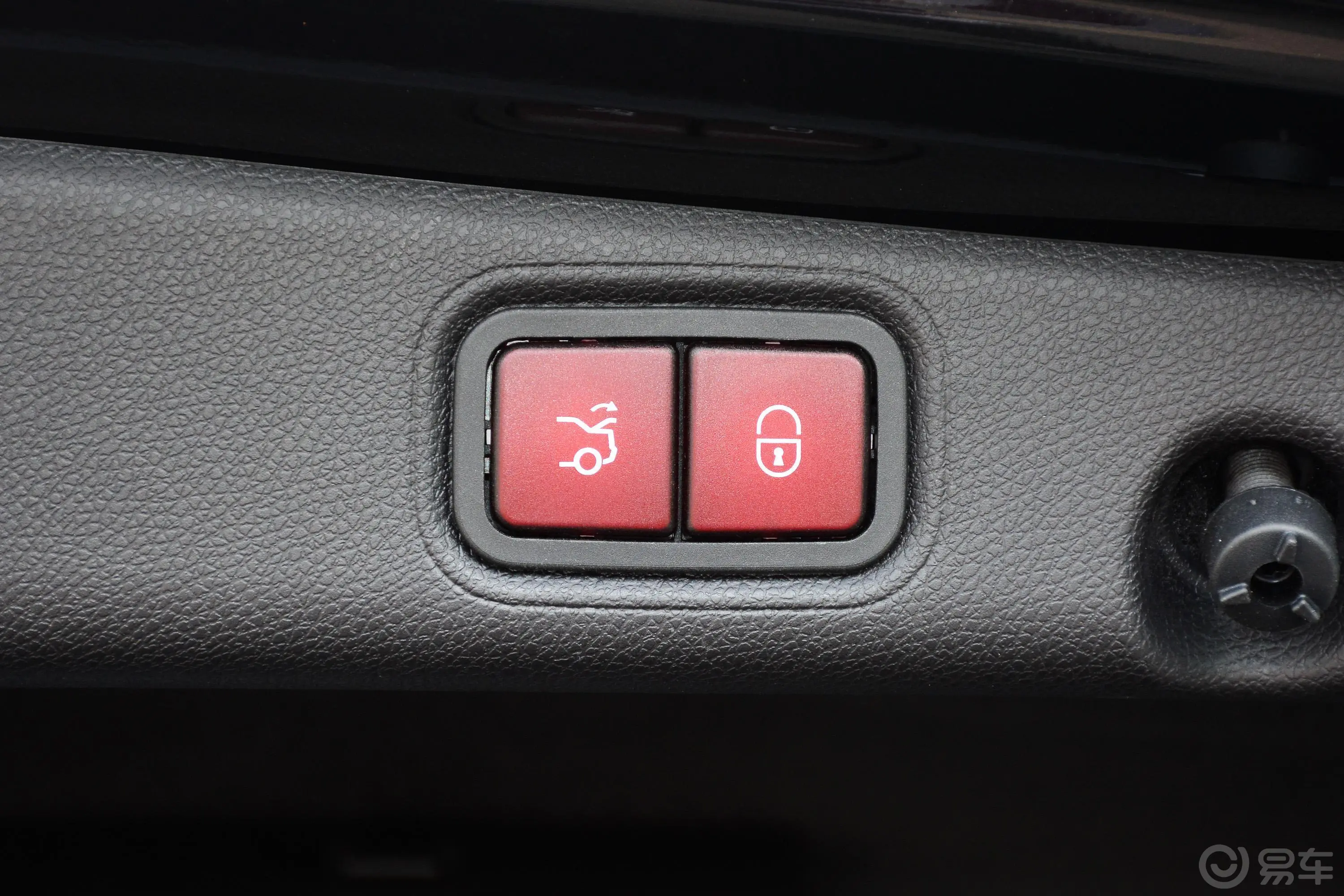 奔驰E级改款 E 320 L 4MATIC电动尾门按键（手动扶手）
