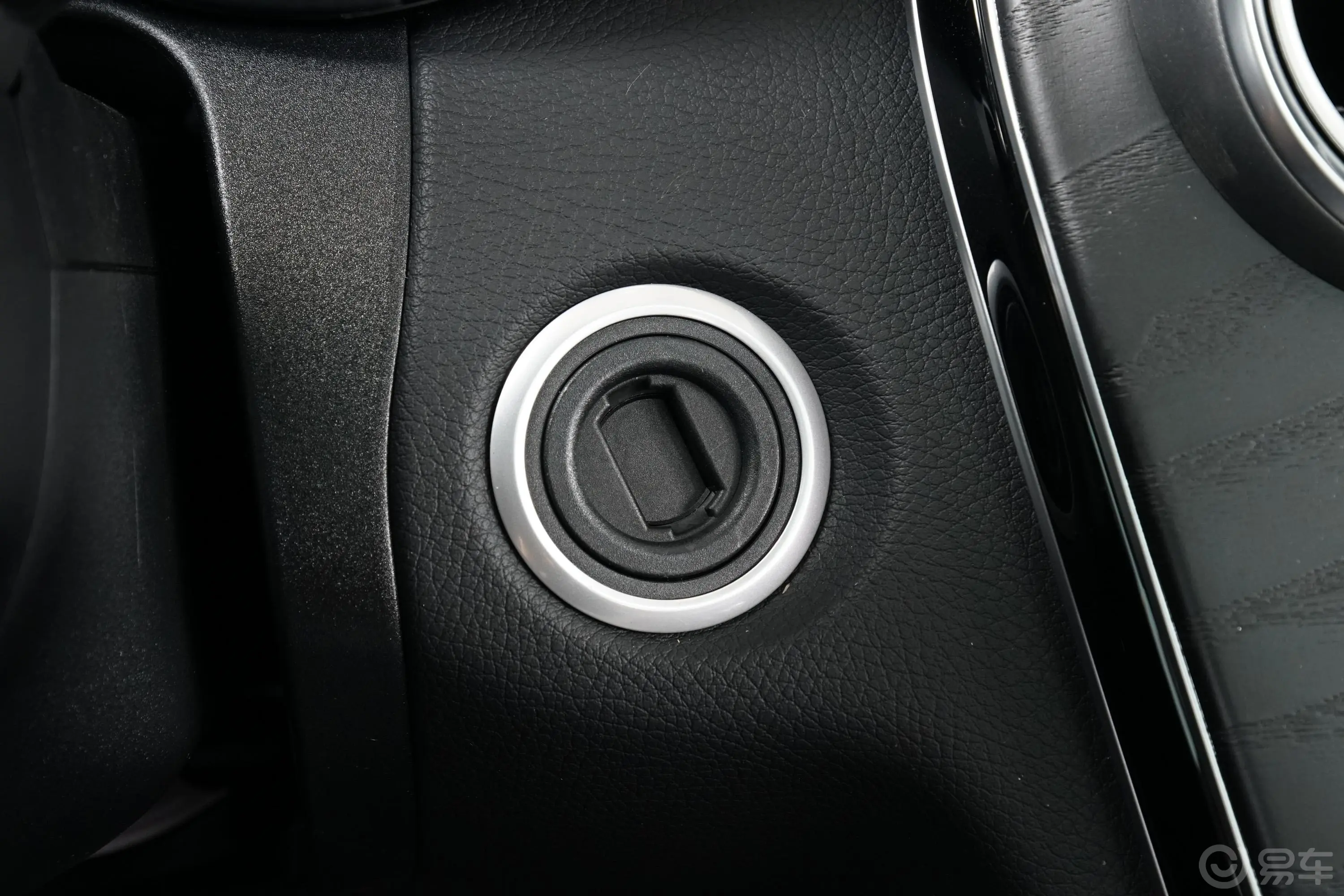 奔驰C级(进口)C 200 旅行轿车钥匙孔或一键启动按键