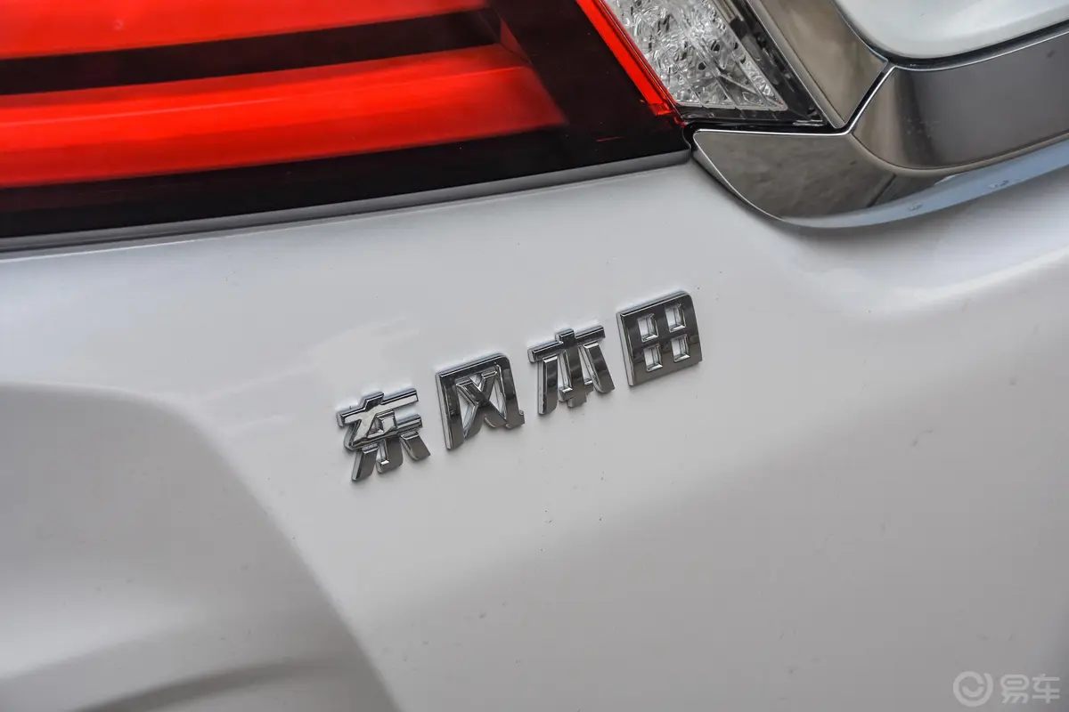 艾力绅2.4L CVT 豪华版外观