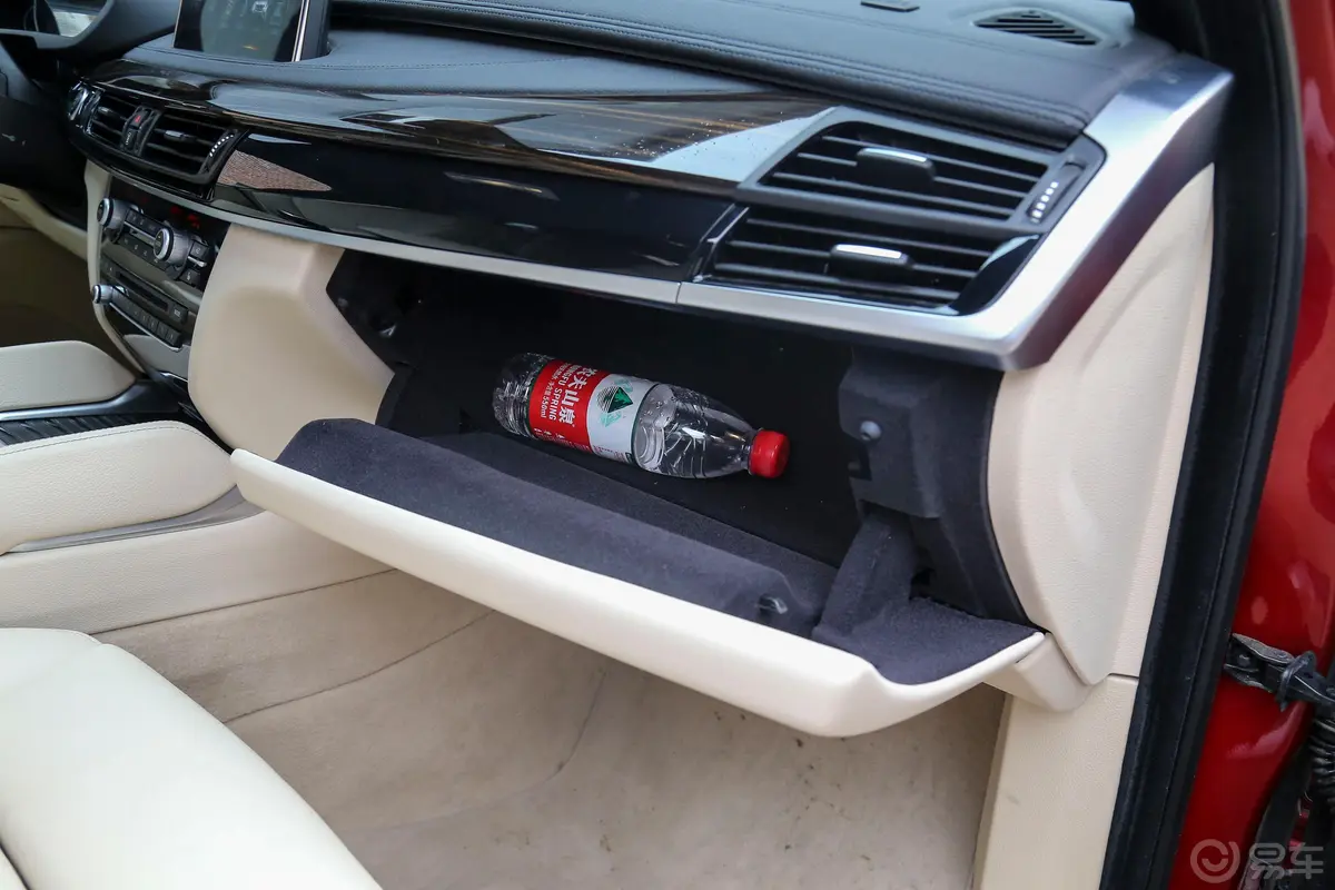 宝马X6xDrive35i M运动豪华版手套箱空间水瓶横置