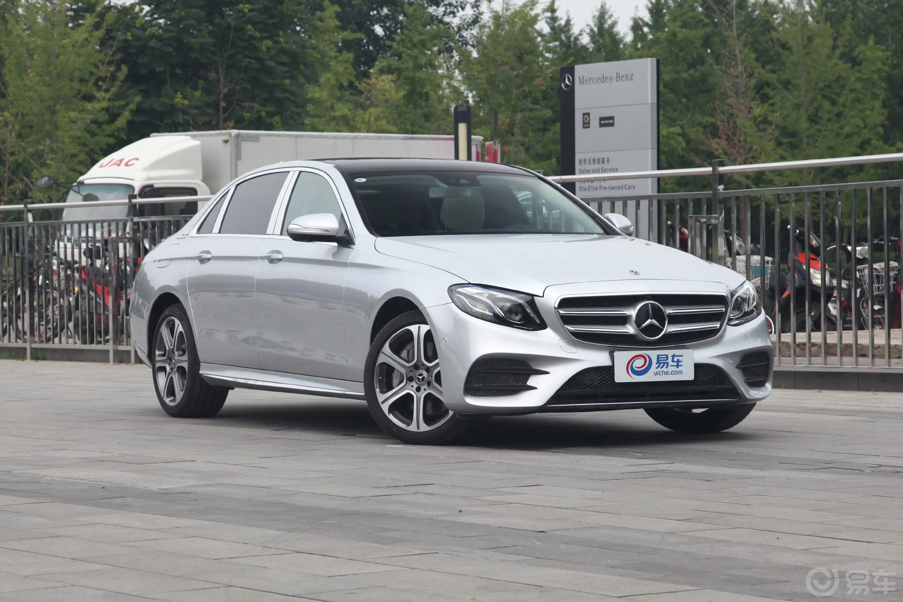 奔驰E级改款 E 320 L 4MATIC 运动轿车前轮毂造型