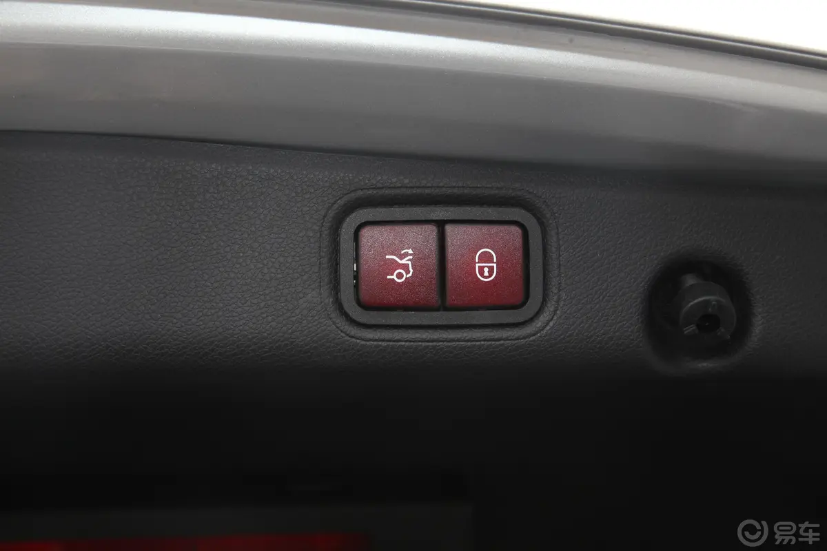 奔驰E级改款 E 320 L 4MATIC 运动轿车电动尾门按键（手动扶手）