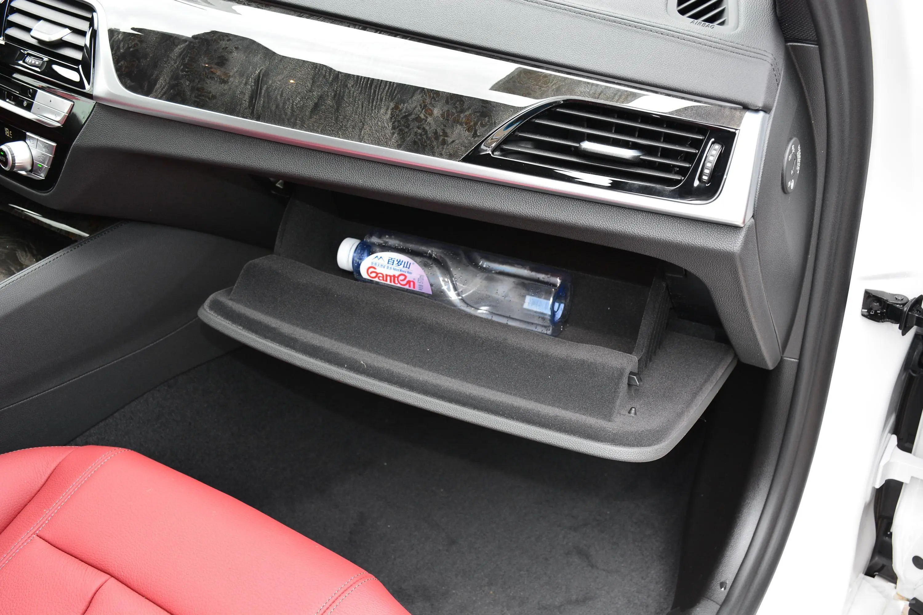 宝马5系改款 530Li xDrive M运动套装手套箱空间水瓶横置