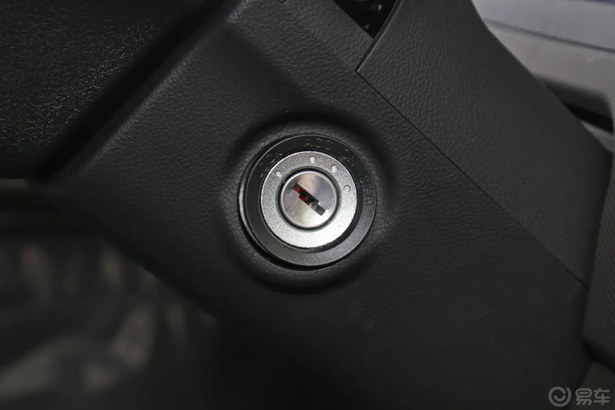 五菱荣光新卡1.8L 手动 单排 国V钥匙孔或一键启动按键