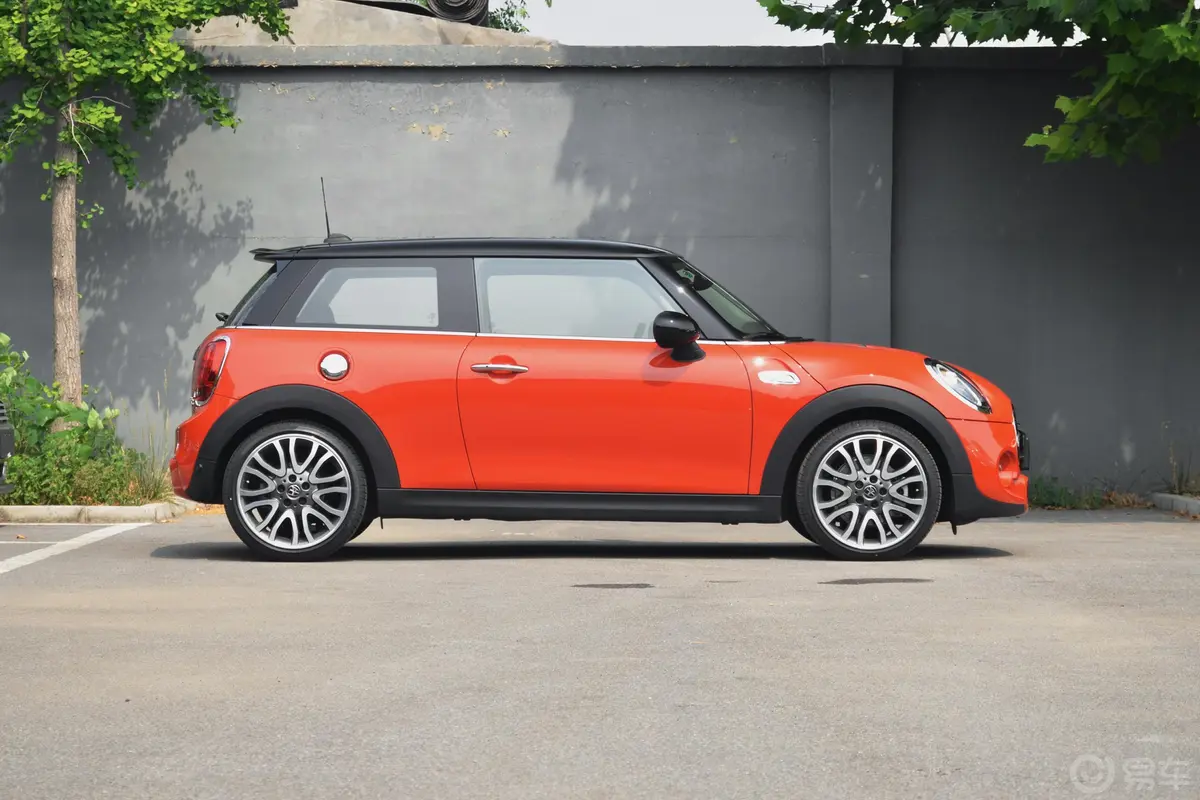 MINI2.0T COOPER S 双离合 艺术家 三门版正侧车头向右水平