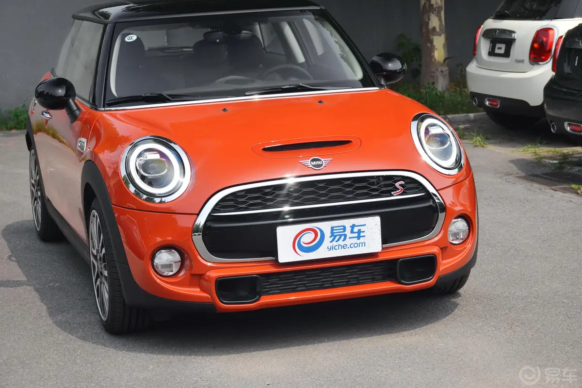 MINI2.0T COOPER S 双离合 艺术家 三门版前格栅侧俯拍