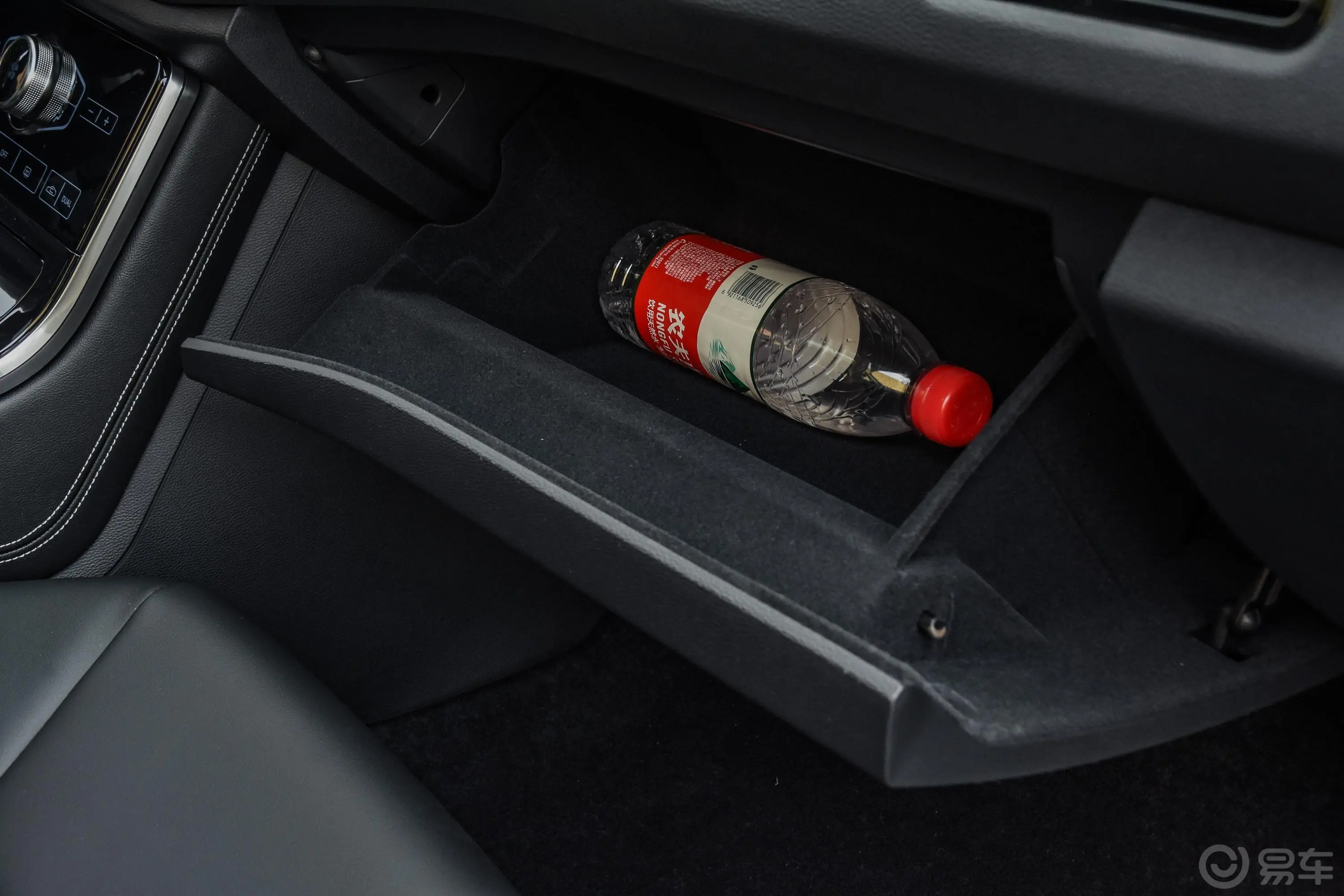 红旗H5经典1.8T 型动版手套箱空间水瓶横置