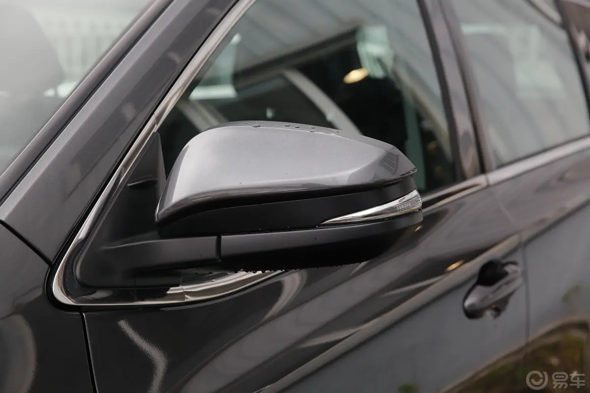 汉兰达2.0T 手自一体 四驱 豪华版 7座 国V主驾驶后视镜背面