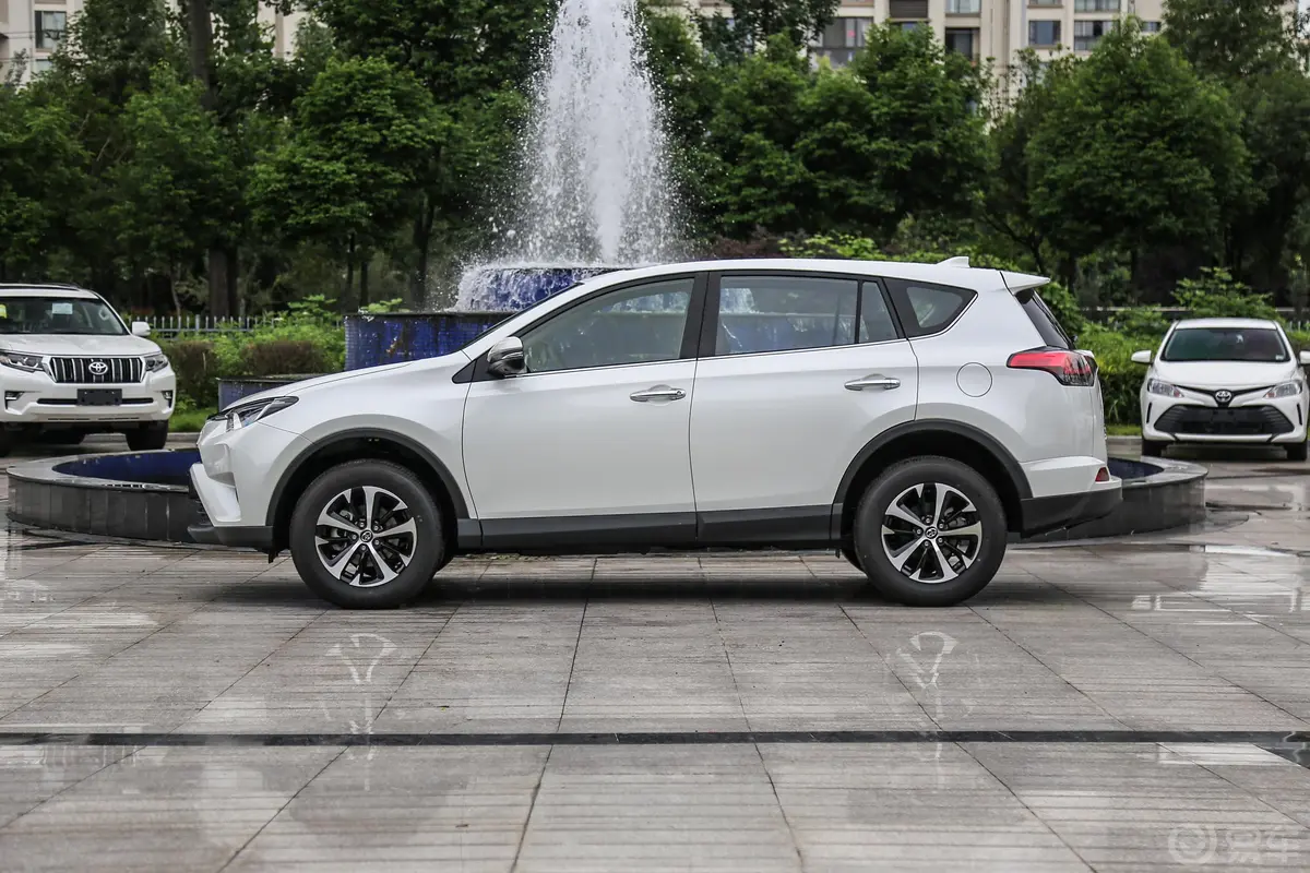 RAV4荣放2.0L CVT 两驱 风尚版 国V正侧车头向左水平