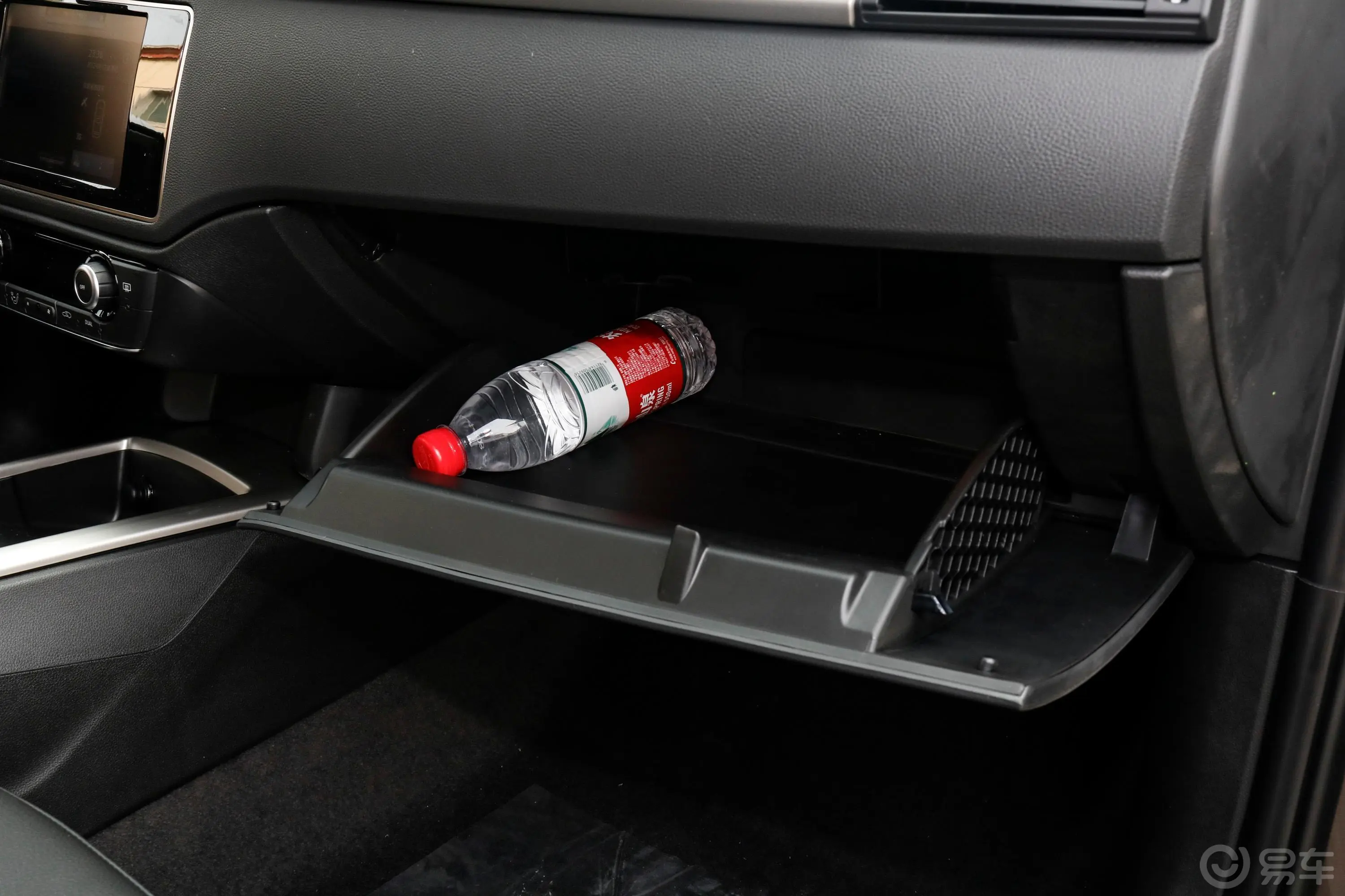 观致3都市SUV 1.6T 双离合 尊贵版手套箱空间水瓶横置