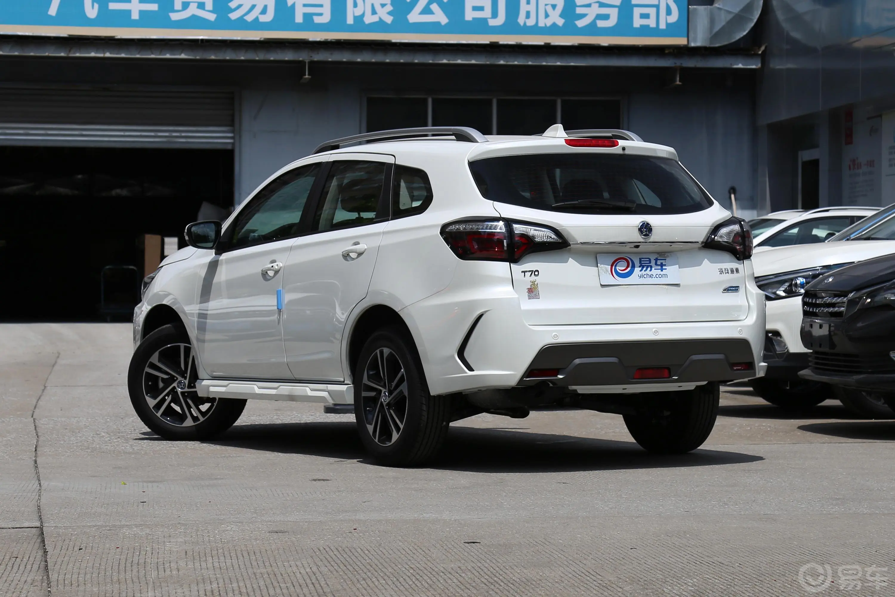 启辰T702.0L CVT 睿享版侧后45度车头向左水平