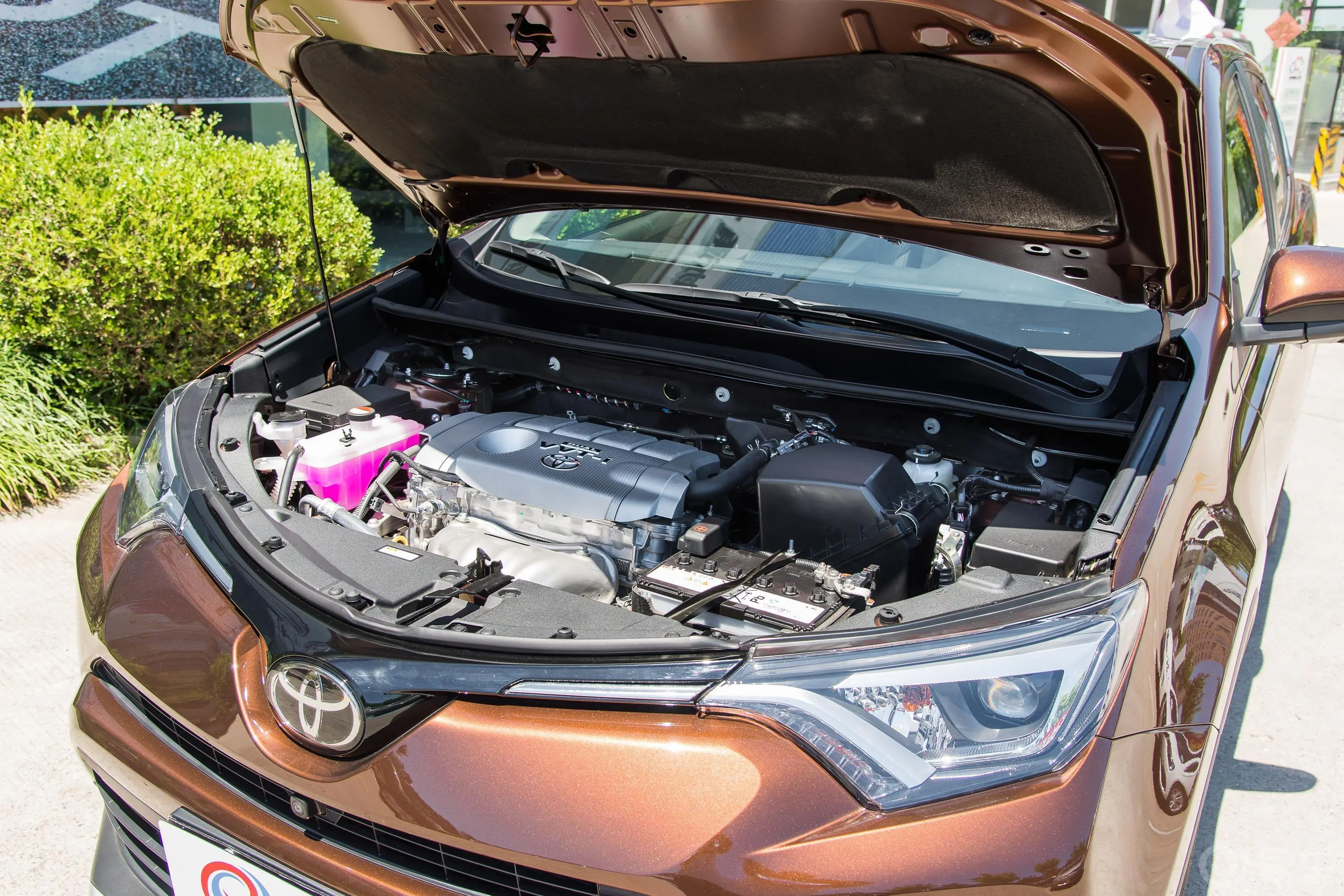 RAV4荣放2.5L 手自一体 四驱 精英版 国V外观