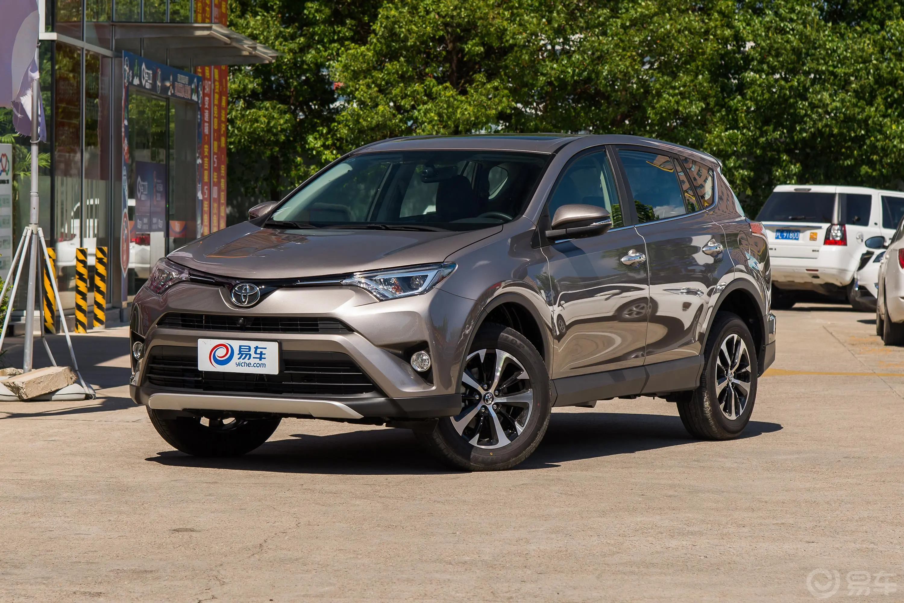 RAV4荣放2.0L CVT 两驱 智尚版 国V侧前45度车头向左水平