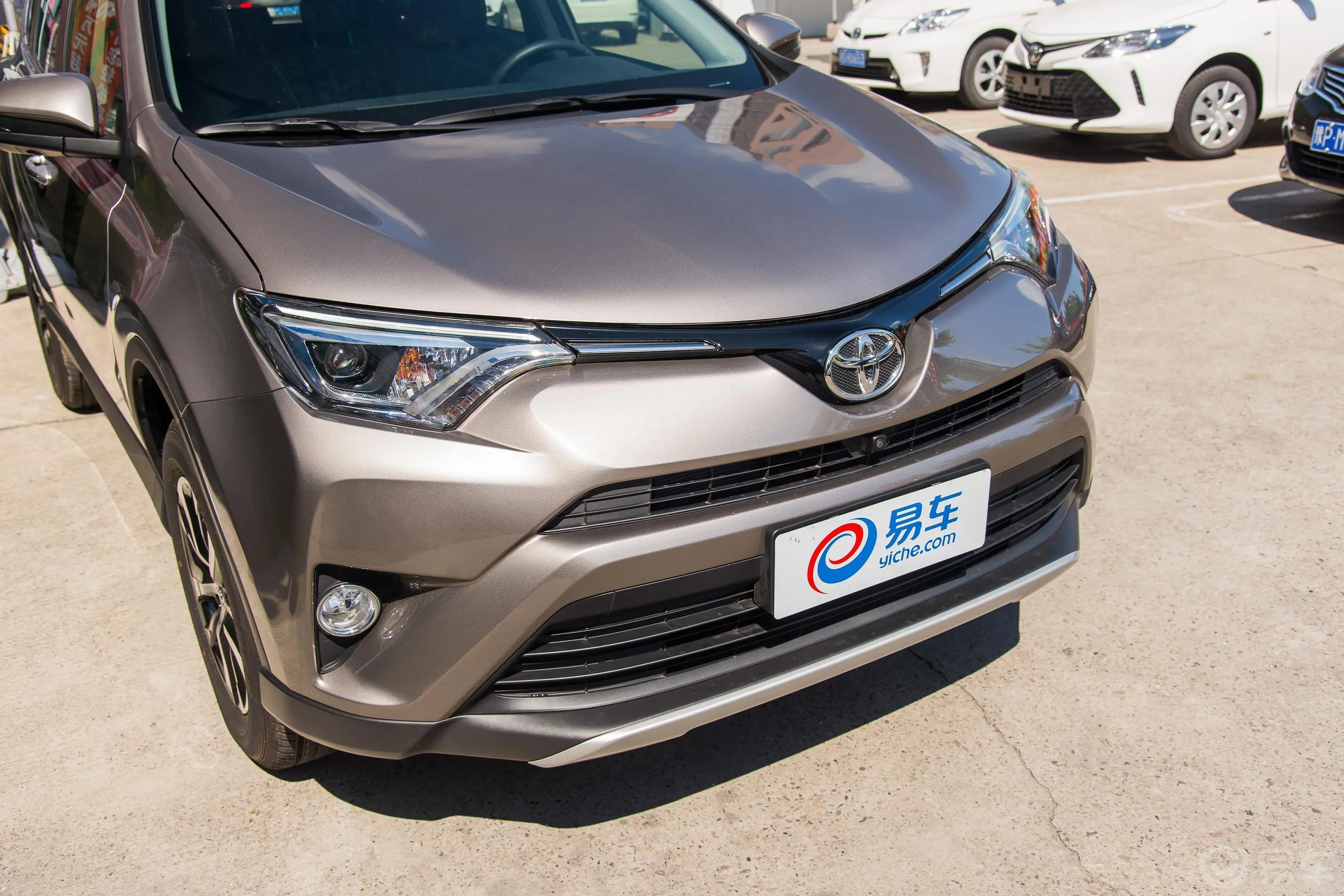 RAV4荣放2.0L CVT 两驱 智尚版 国V前格栅侧俯拍