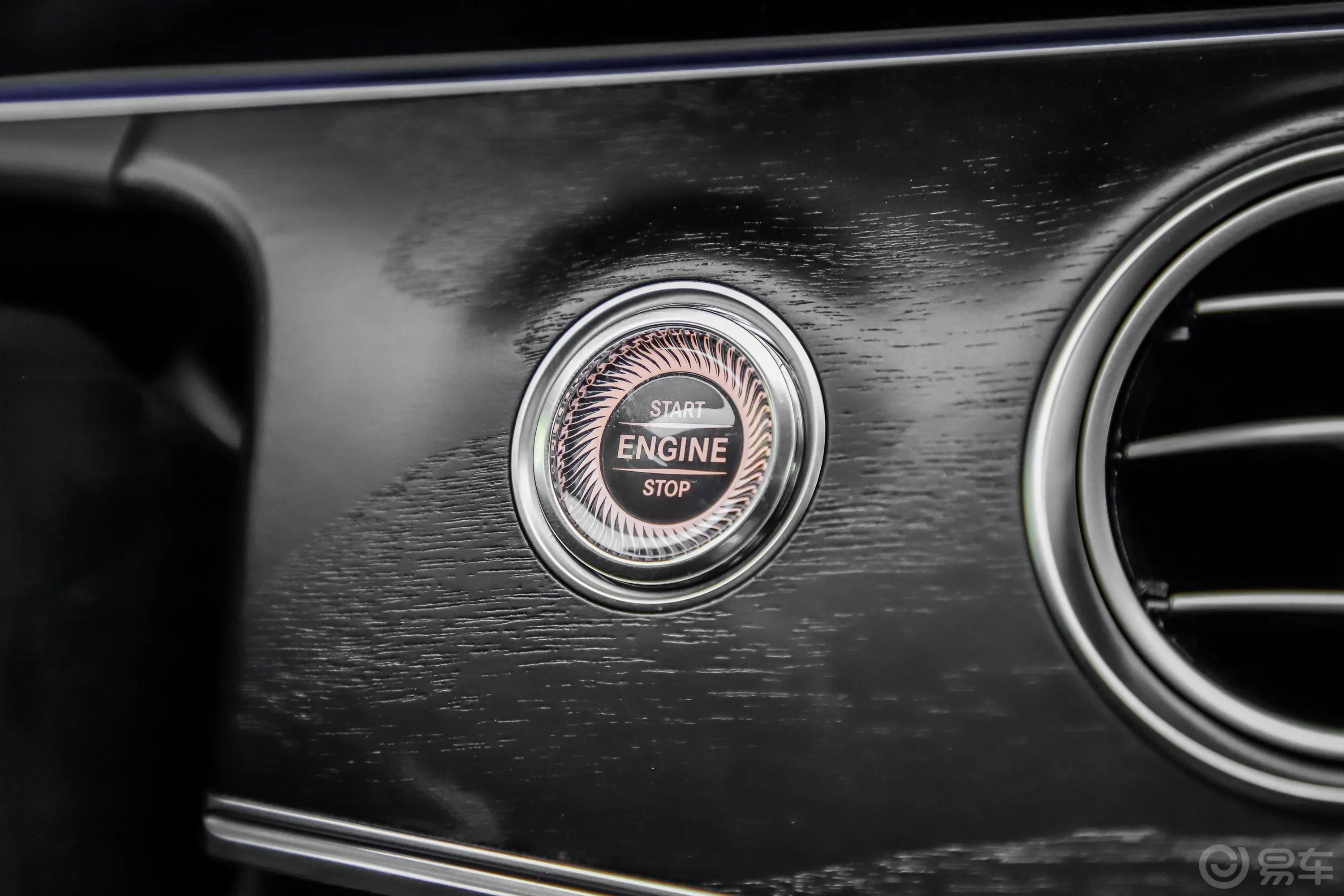 奔驰E级改款 E 200 L 运动轿车钥匙孔或一键启动按键