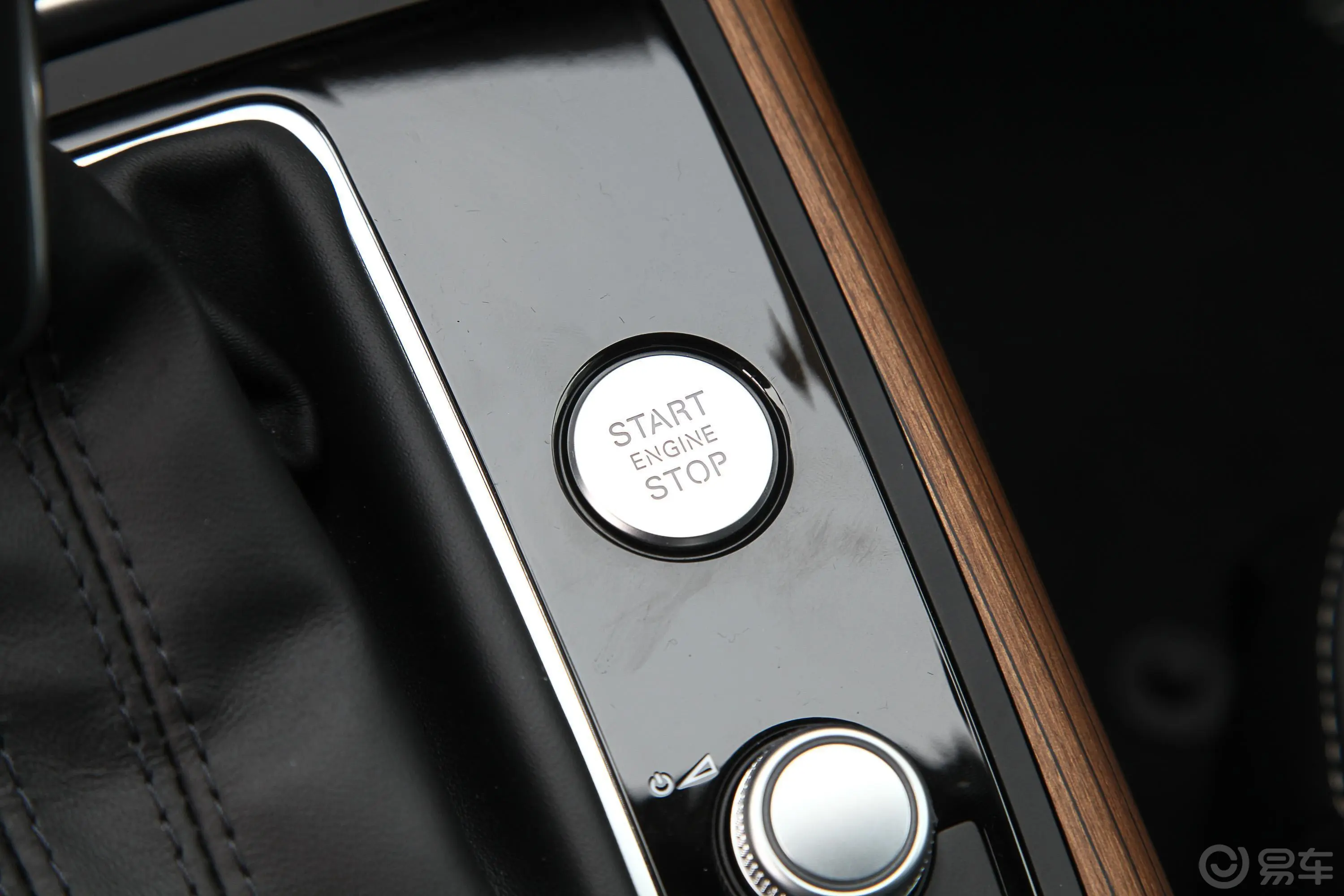 奥迪A6L30周年纪念版 30 FSI 风尚版钥匙孔或一键启动按键