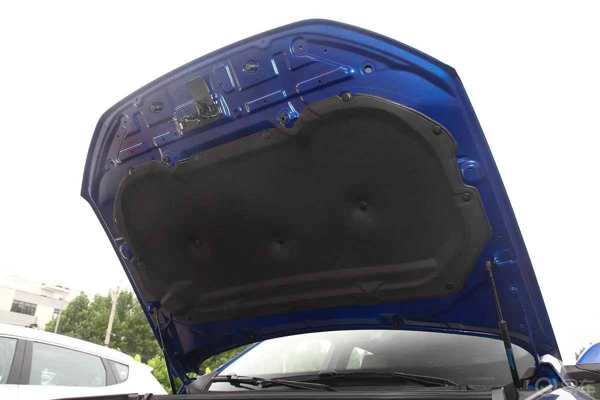 哈弗H6蓝标 1.5GDIT 双离合 超豪版发动机舱盖内侧