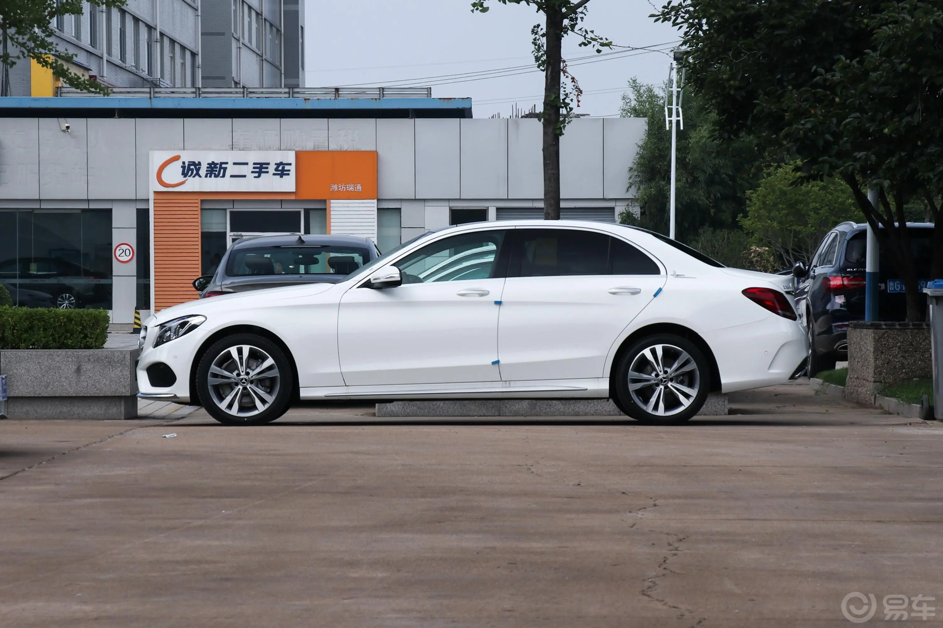 奔驰C级C 200 L 4MATIC 运动轿车正侧车头向左水平