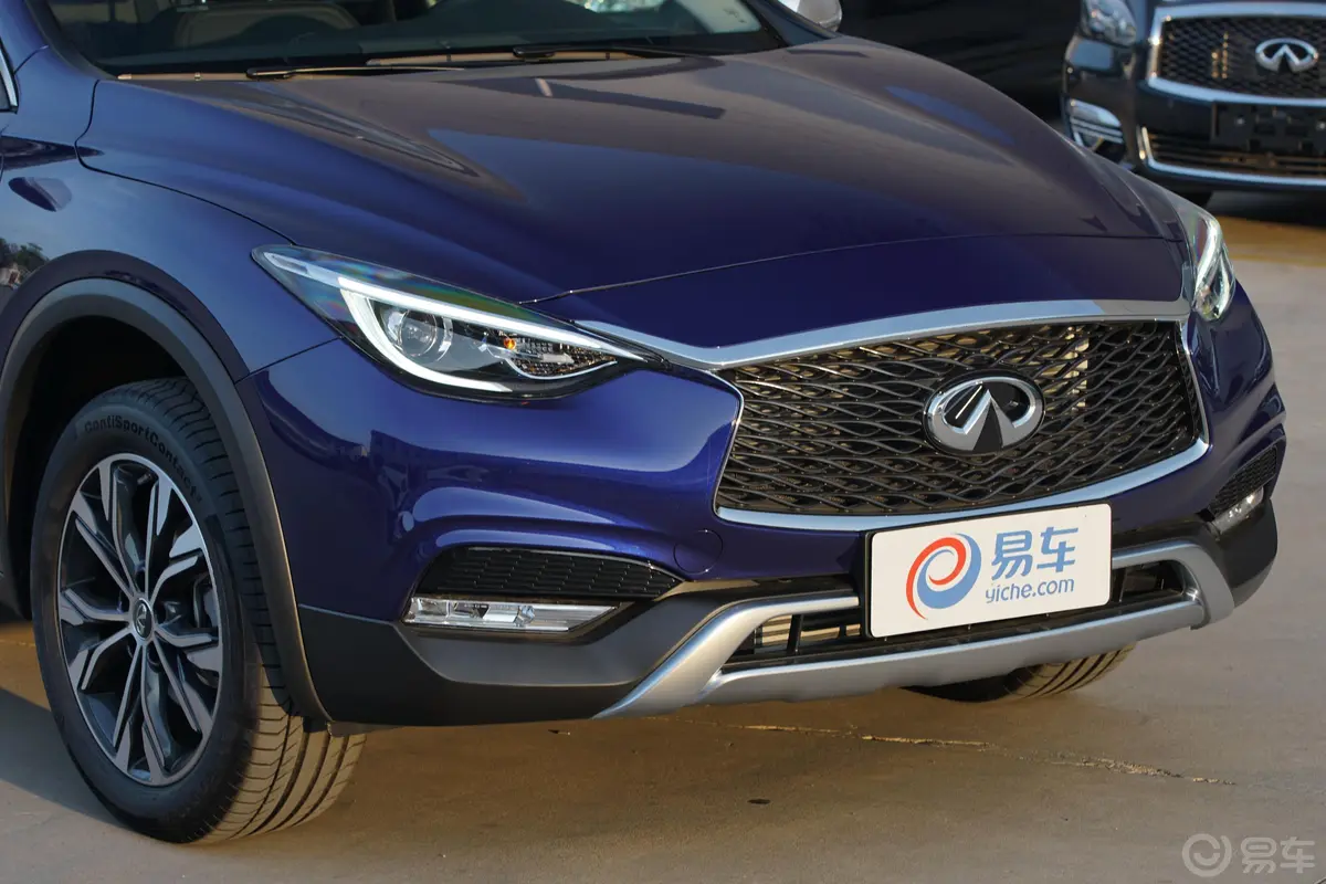 英菲尼迪QX301.6T 双离合 两驱 运动版前格栅侧俯拍