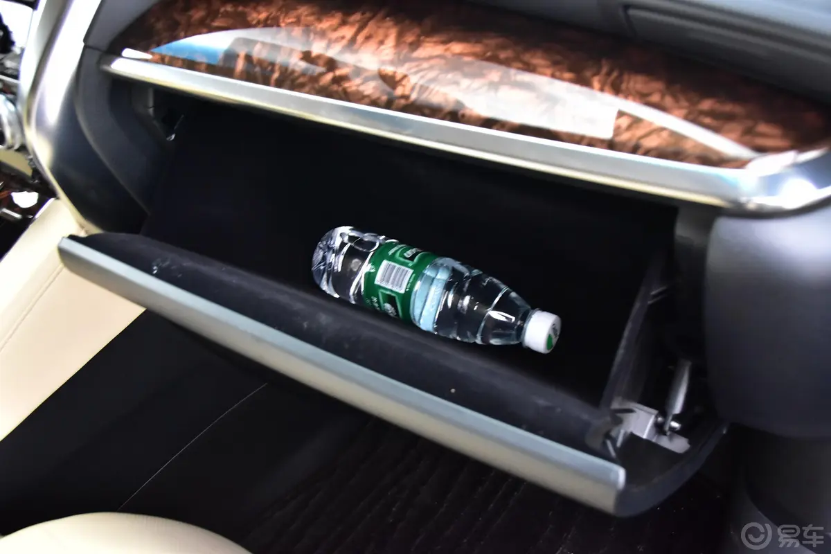 埃尔法改款 3.5L 豪华版手套箱空间水瓶横置