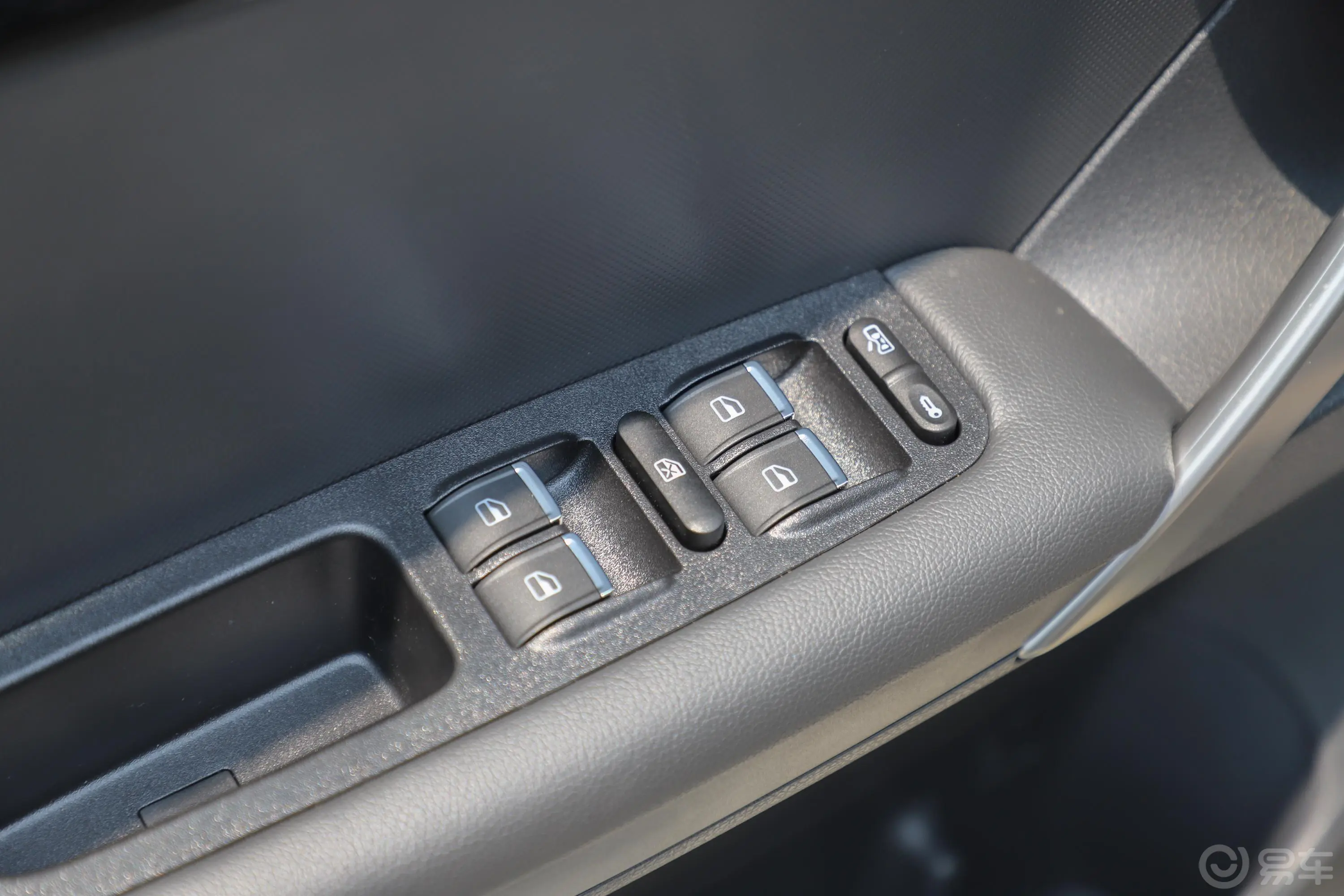 瑞虎3经典版 1.6L 手动 舒适版车窗调节整体