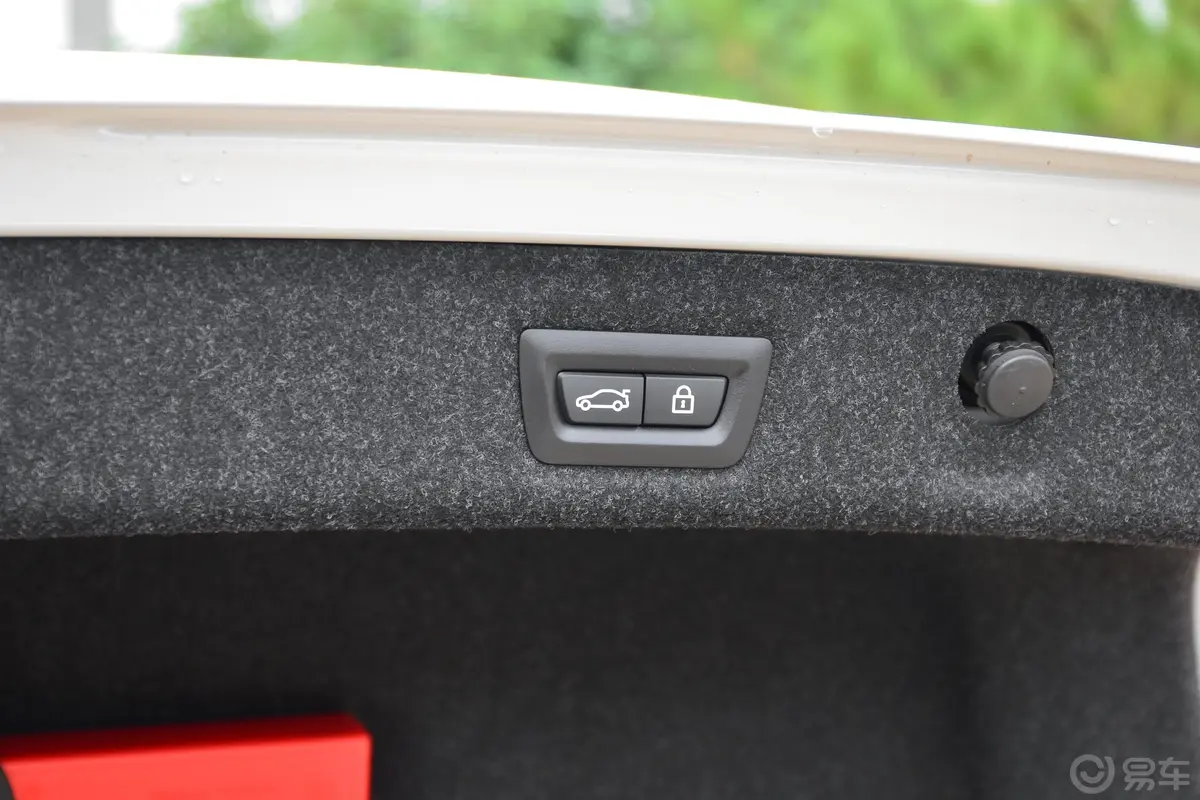 宝马5系改款 530Li 尊享版 M运动套装电动尾门按键（手动扶手）