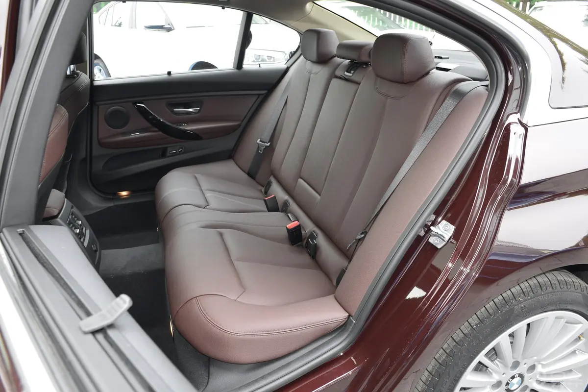 宝马3系320Li xDrive 时尚版后排座椅