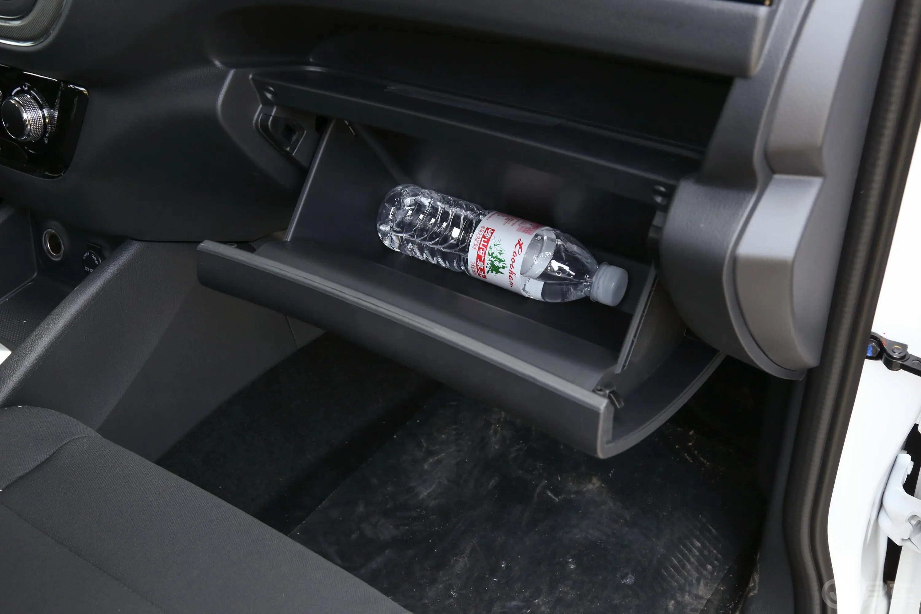 欧诺S欧诺S 1.5L 手动 超值版手套箱空间水瓶横置