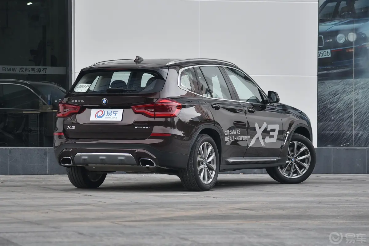 宝马X3xDrive 25i 豪华套装 国V侧后45度车头向右水平