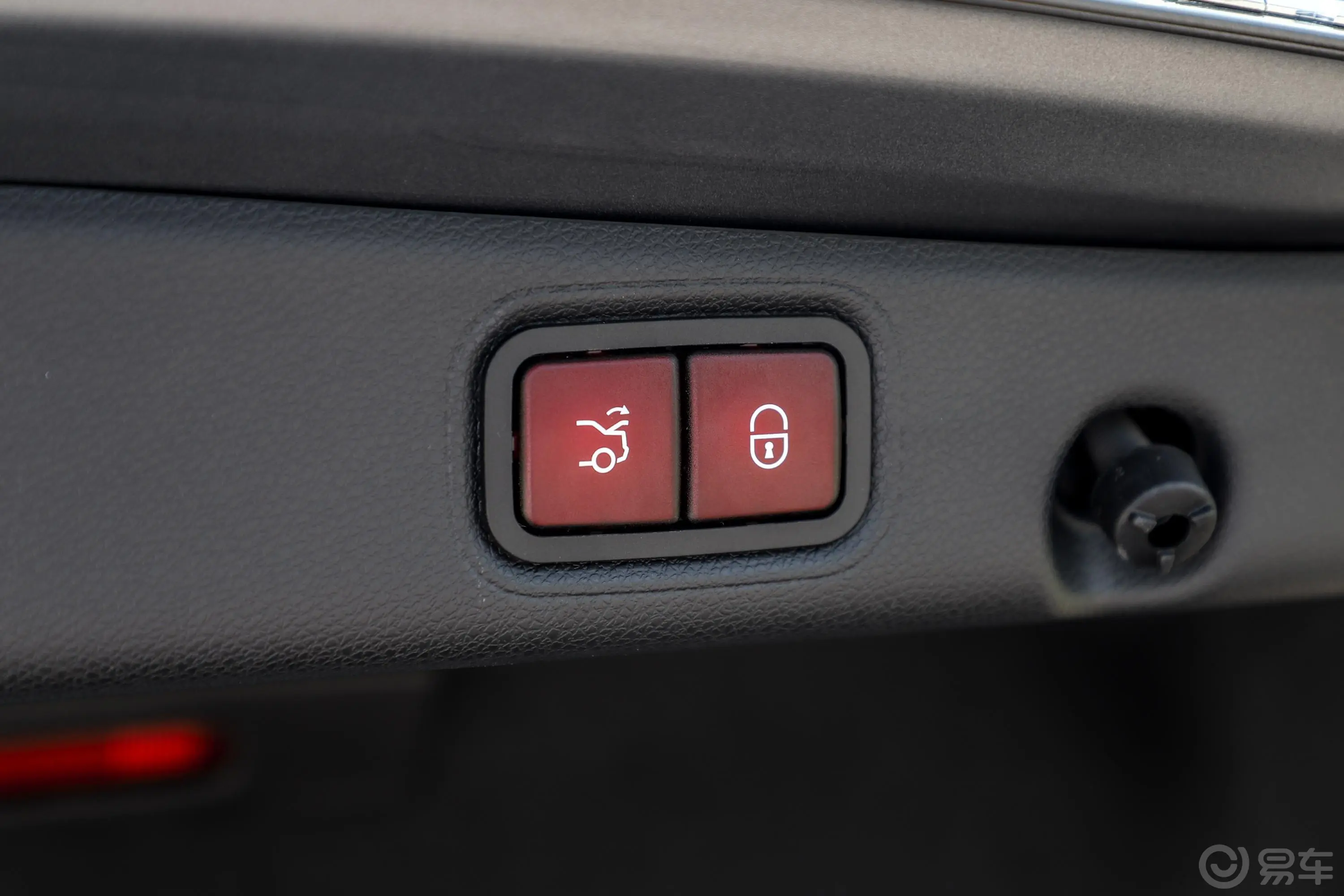 奔驰E级改款 E 300 L 豪华版电动尾门按键（手动扶手）