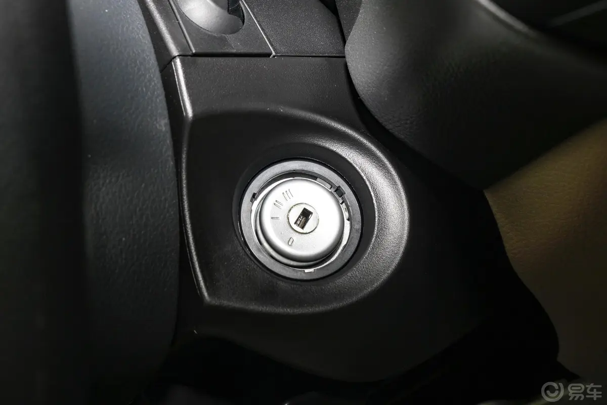 福克斯三厢 1.6L 手动 舒适版钥匙孔或一键启动按键