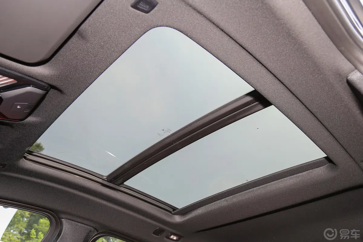 宝马X4xDrive30i M运动套装天窗内拍关闭