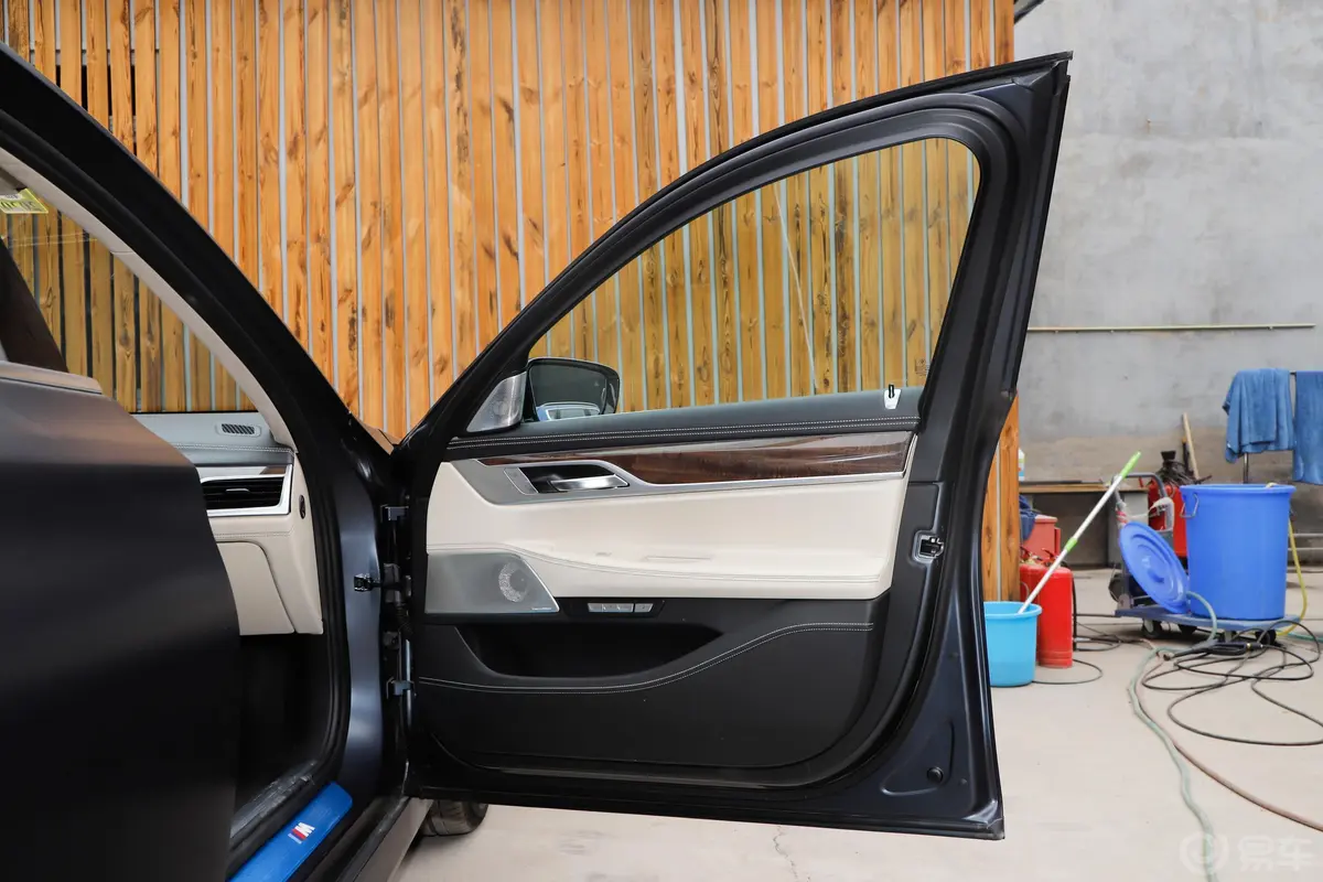 宝马7系750Li xDrive M运动套装副驾驶员车门