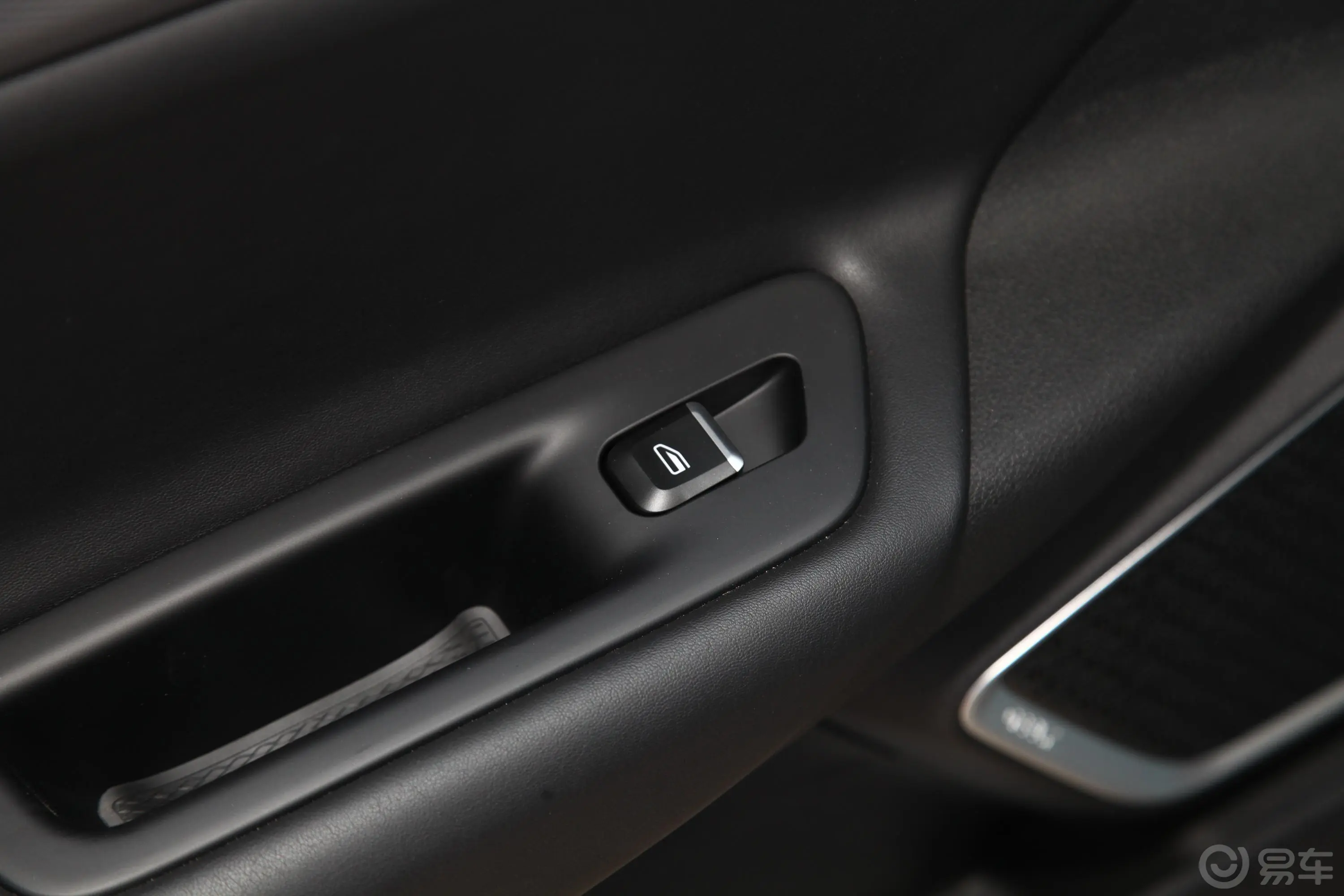 帝豪GS运动版 1.8L 双离合 领尚版后车窗调节