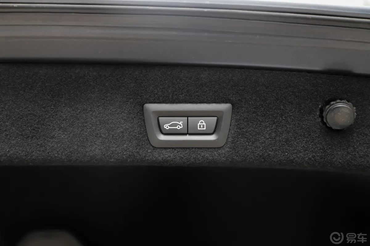 宝马7系750Li xDrive M运动套装电动尾门按键（手动扶手）
