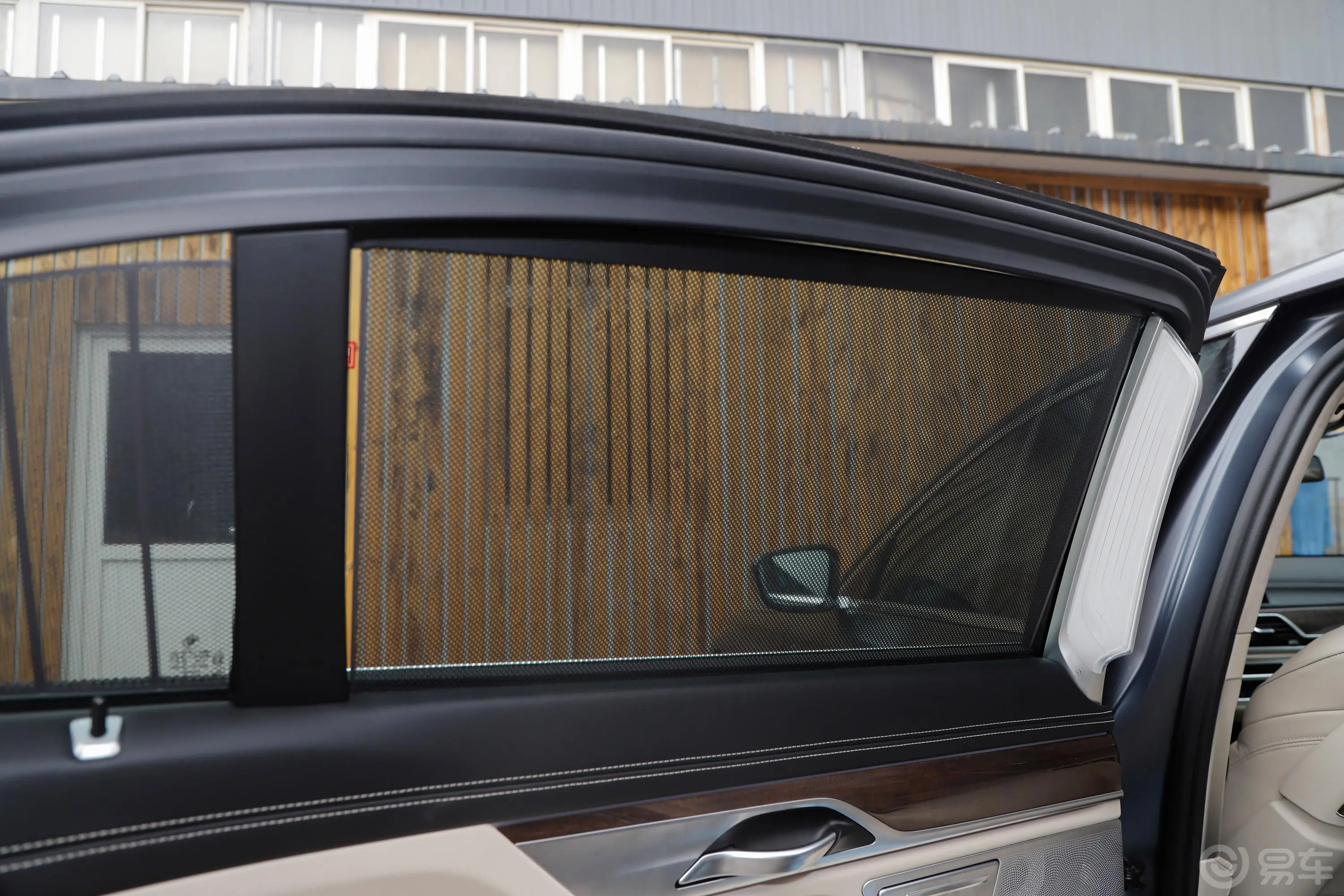 宝马7系750Li xDrive M运动套装后风挡遮阳帘