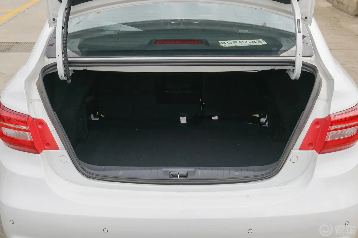 风行S50 EV豪华版后备厢空间特写