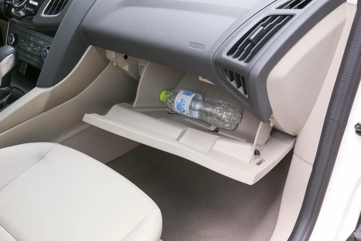 福克斯三厢 1.6L 双离合 舒适版手套箱空间水瓶横置