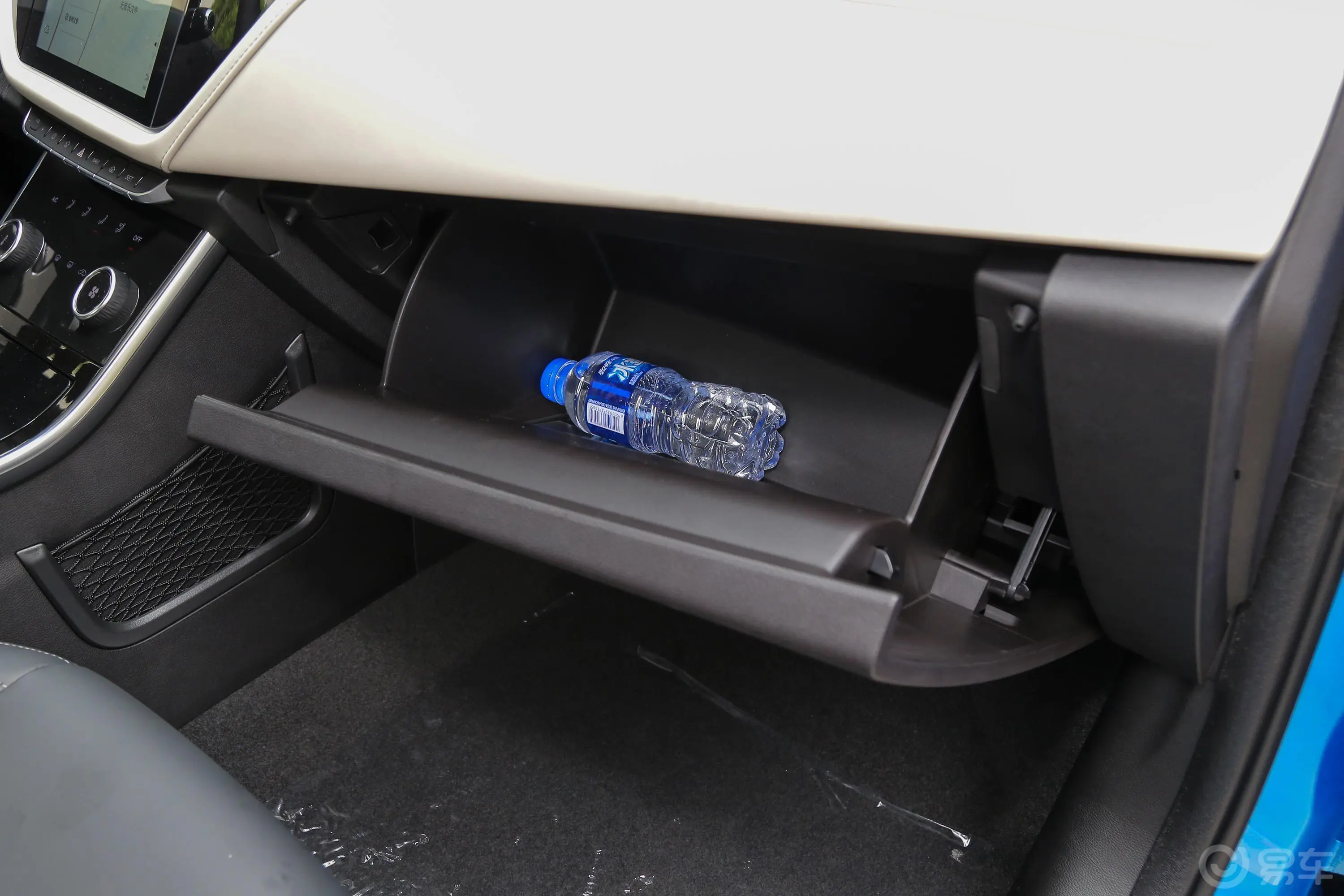 艾瑞泽GX1.5T CVT 型色版 国Ⅴ手套箱空间水瓶横置