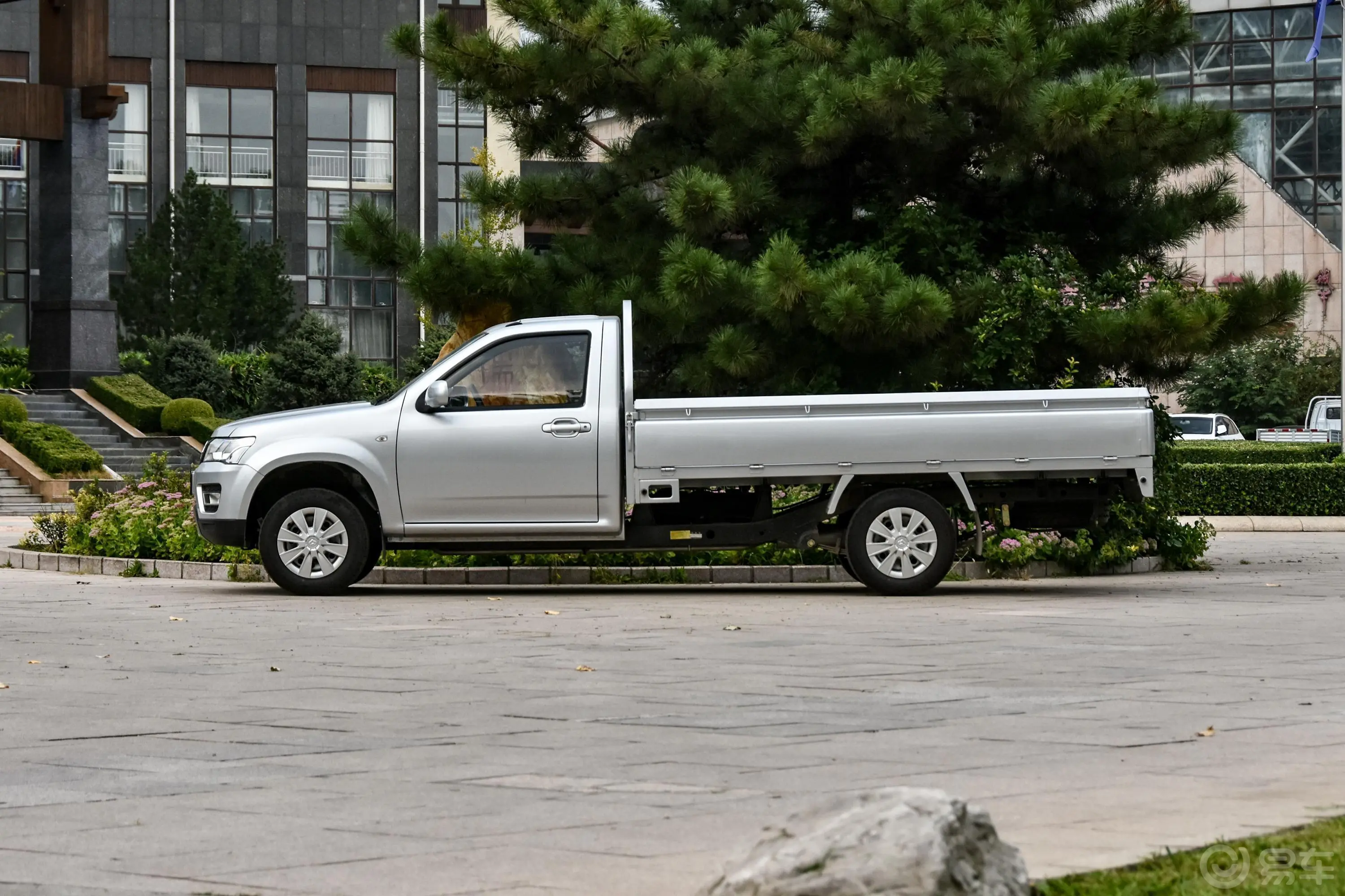神骐F30单排 1.5L 手动 标准版 3米货箱(额载1015)正侧车头向左水平