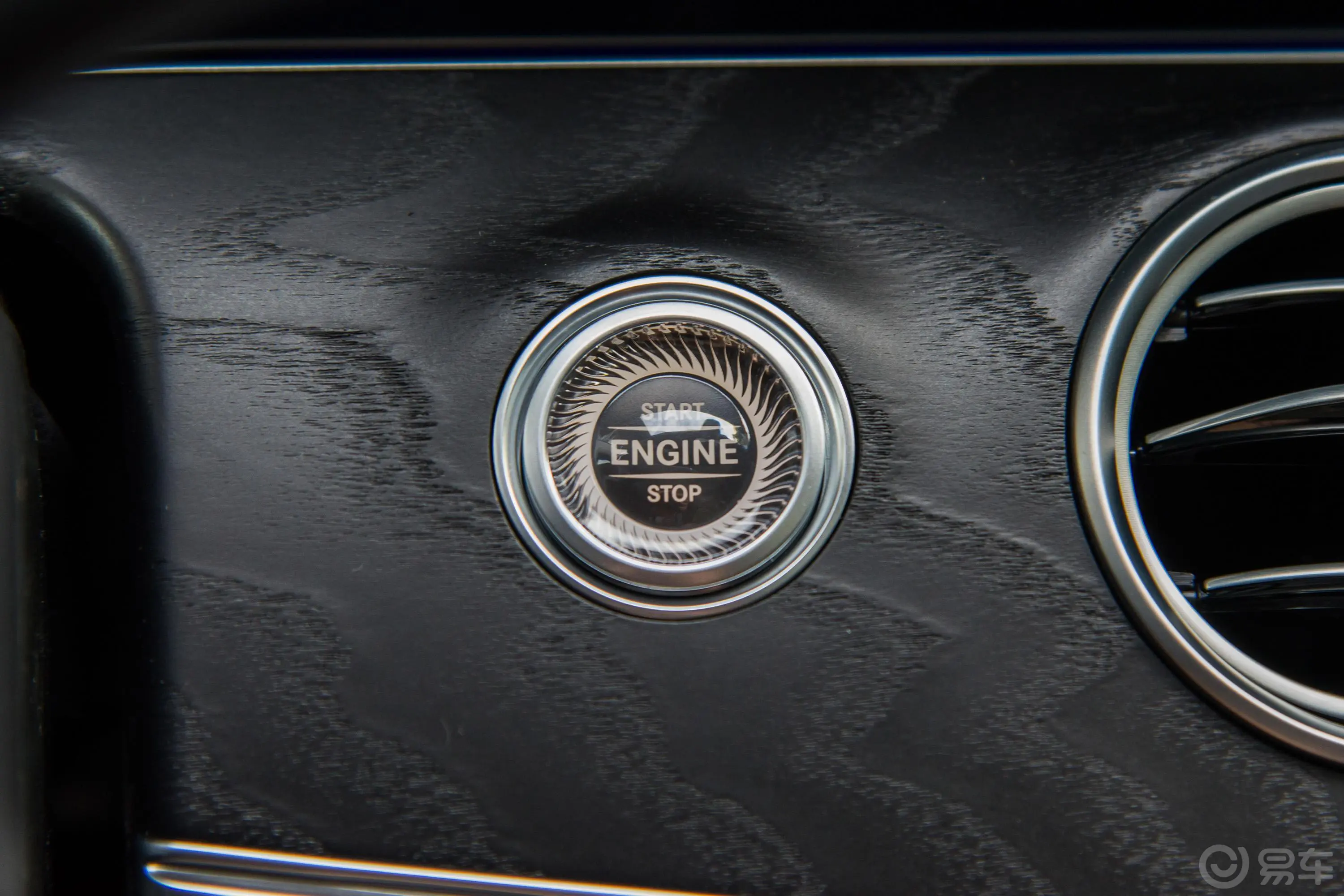 奔驰E级E 300 L 时尚版 运动轿车钥匙孔或一键启动按键