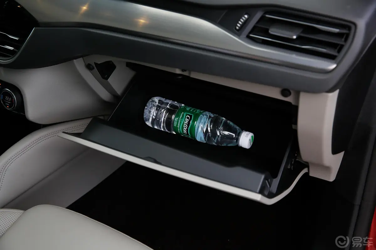 福克斯两厢 EcoBoost180 手自一体 锋耀版 国V手套箱空间水瓶横置