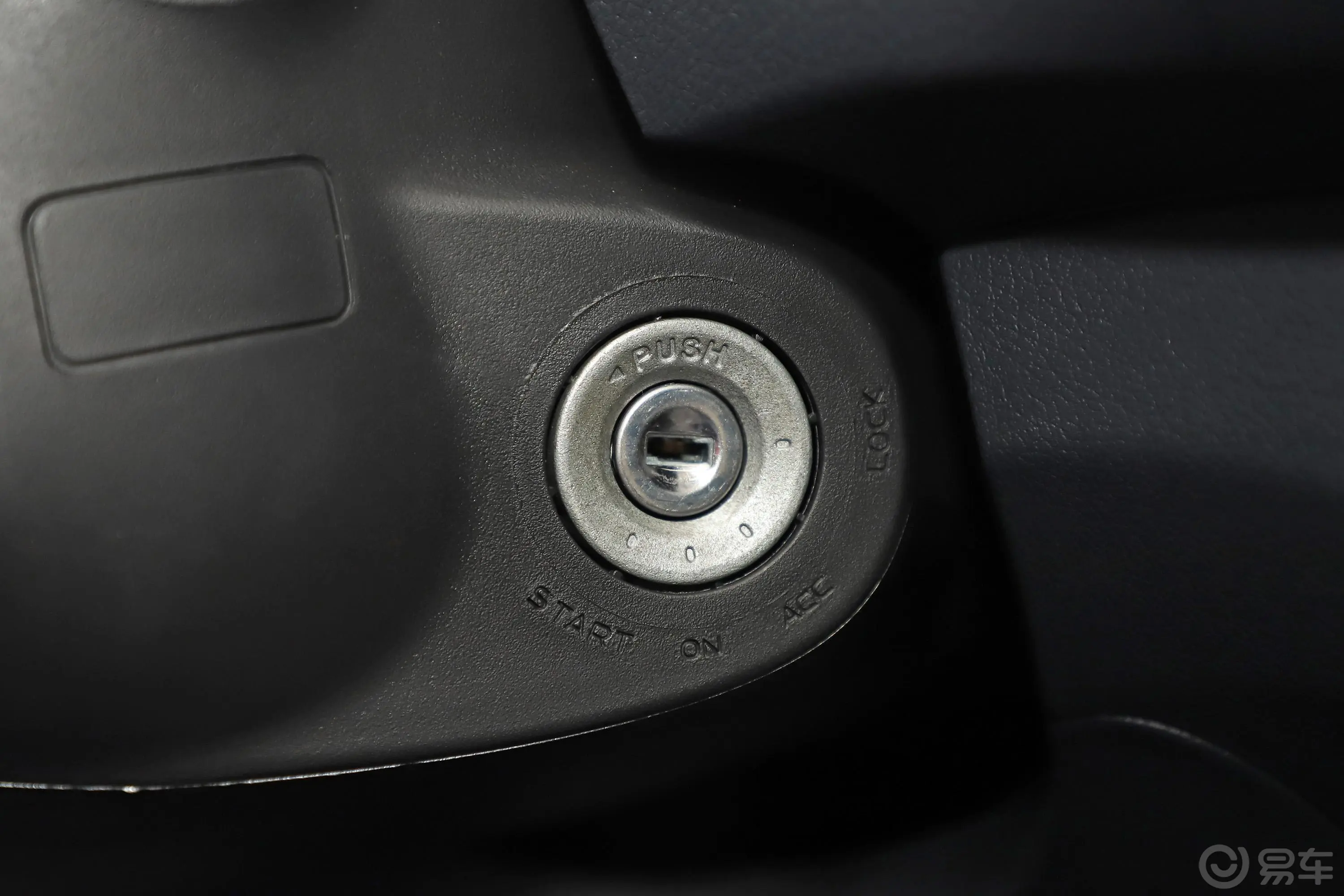 瑞迈2.8T 手动 两驱 豪华版 柴油钥匙孔或一键启动按键