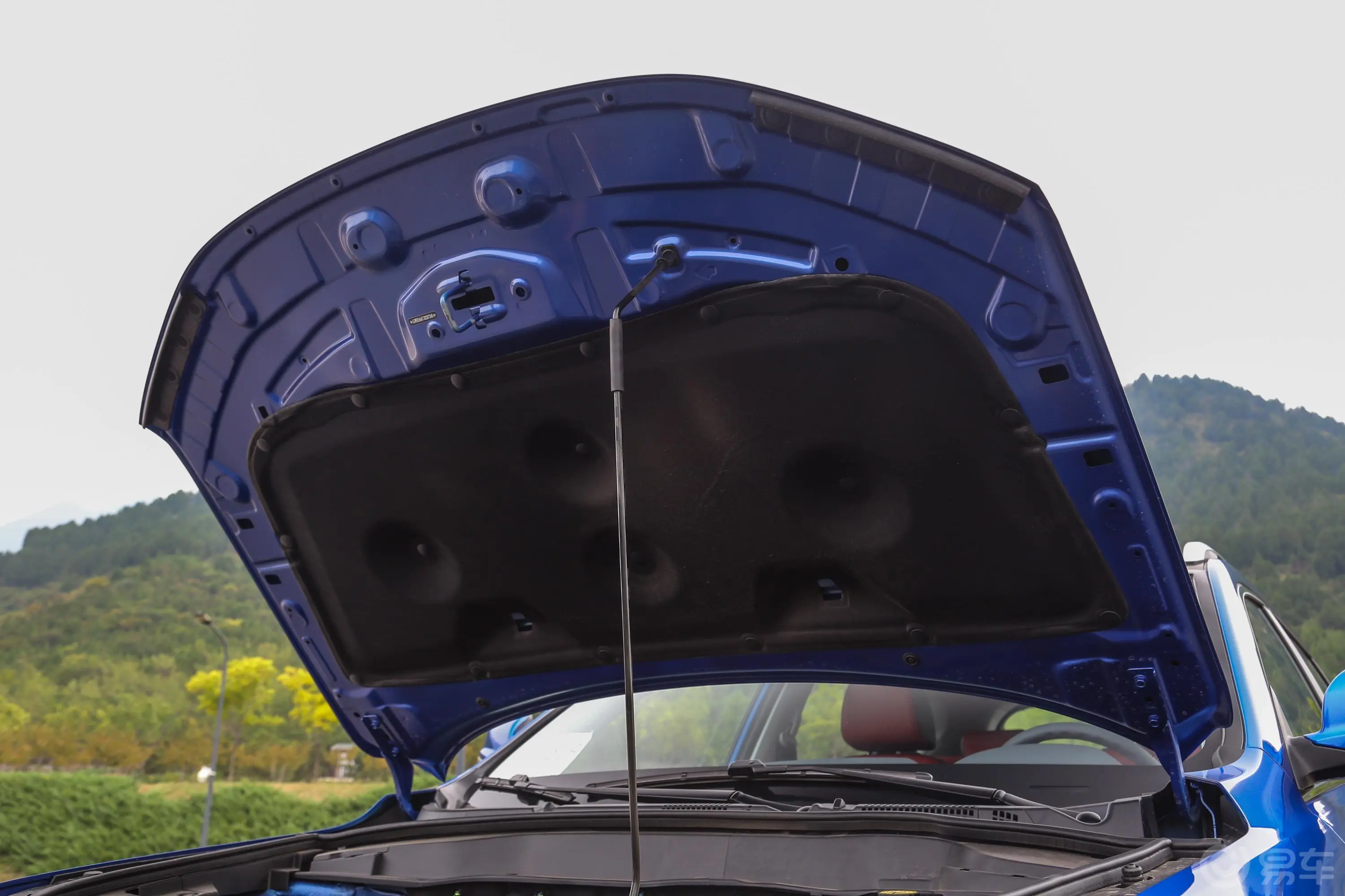 哈弗H2蓝标 创享版 1.5T 双离合 风尚版发动机舱盖内侧