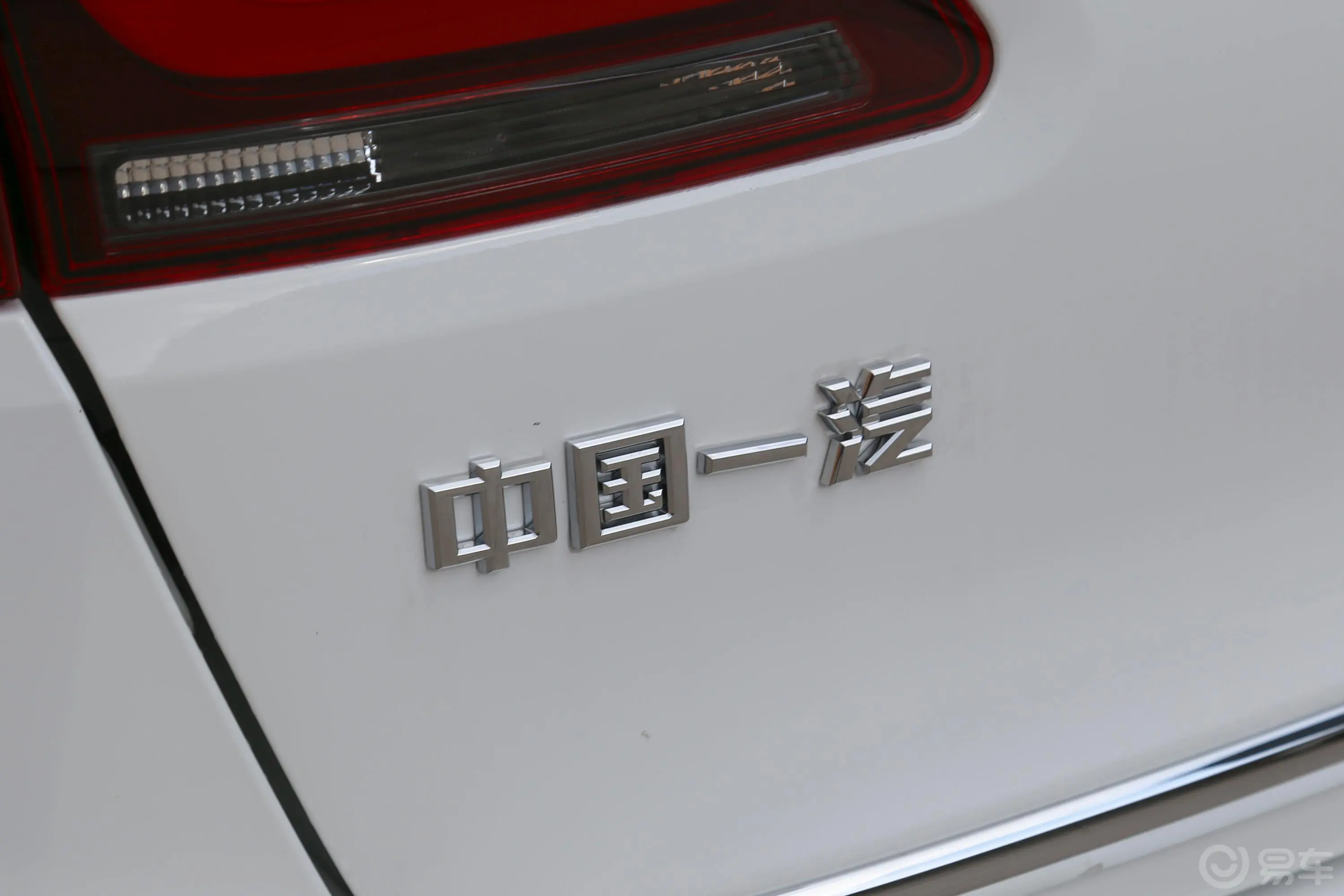 奔腾X401.6L 手动 互联智酷型 国V外观