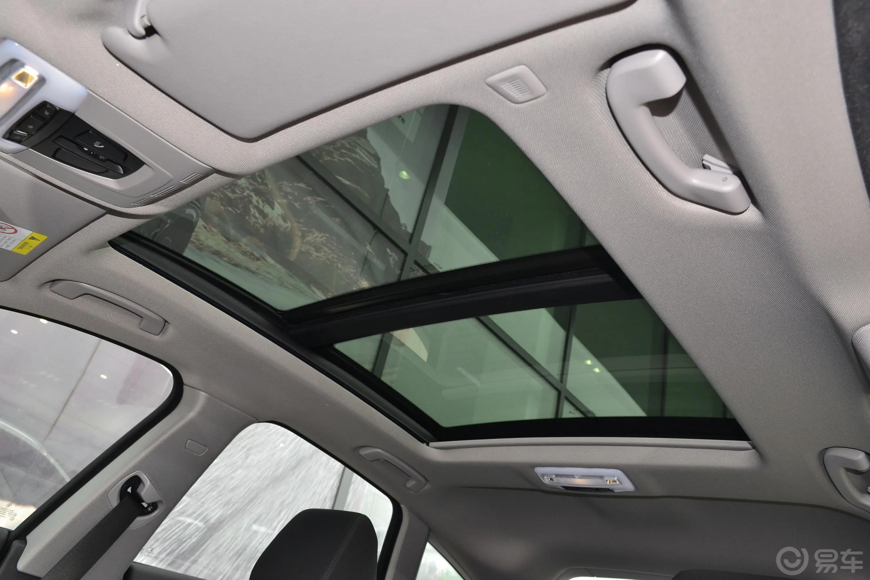 宝马3系GT320i 时尚版天窗内拍关闭